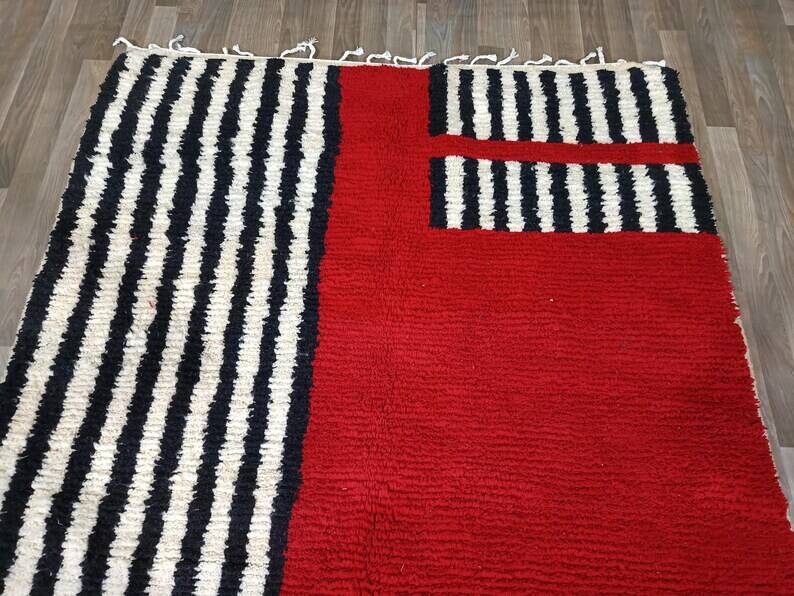 Tapis artisanal rouge et à rayures blanches et noires