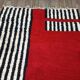 Tapis artisanal rouge et à rayures blanches et noires