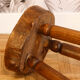 Tabouret tripode en bois massif