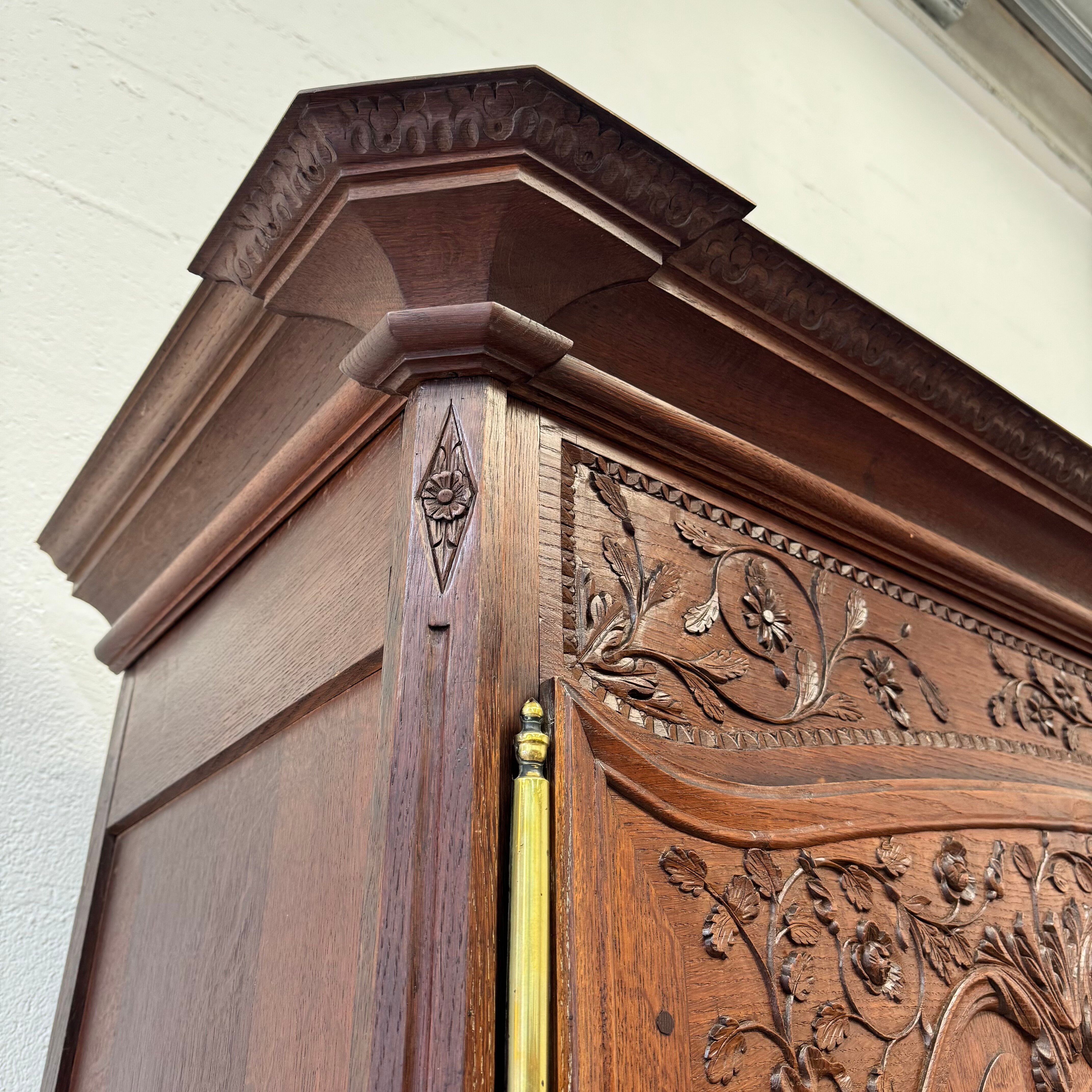 Large Country Wardrobe - French Provençal, in oak, 17th century