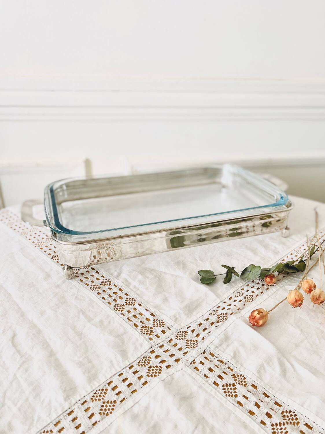 Rectangular Pyrex dish on silver metal support