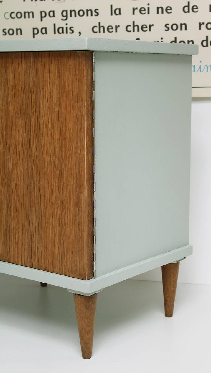 Bedside table with 1 door and 1 internal drawer.