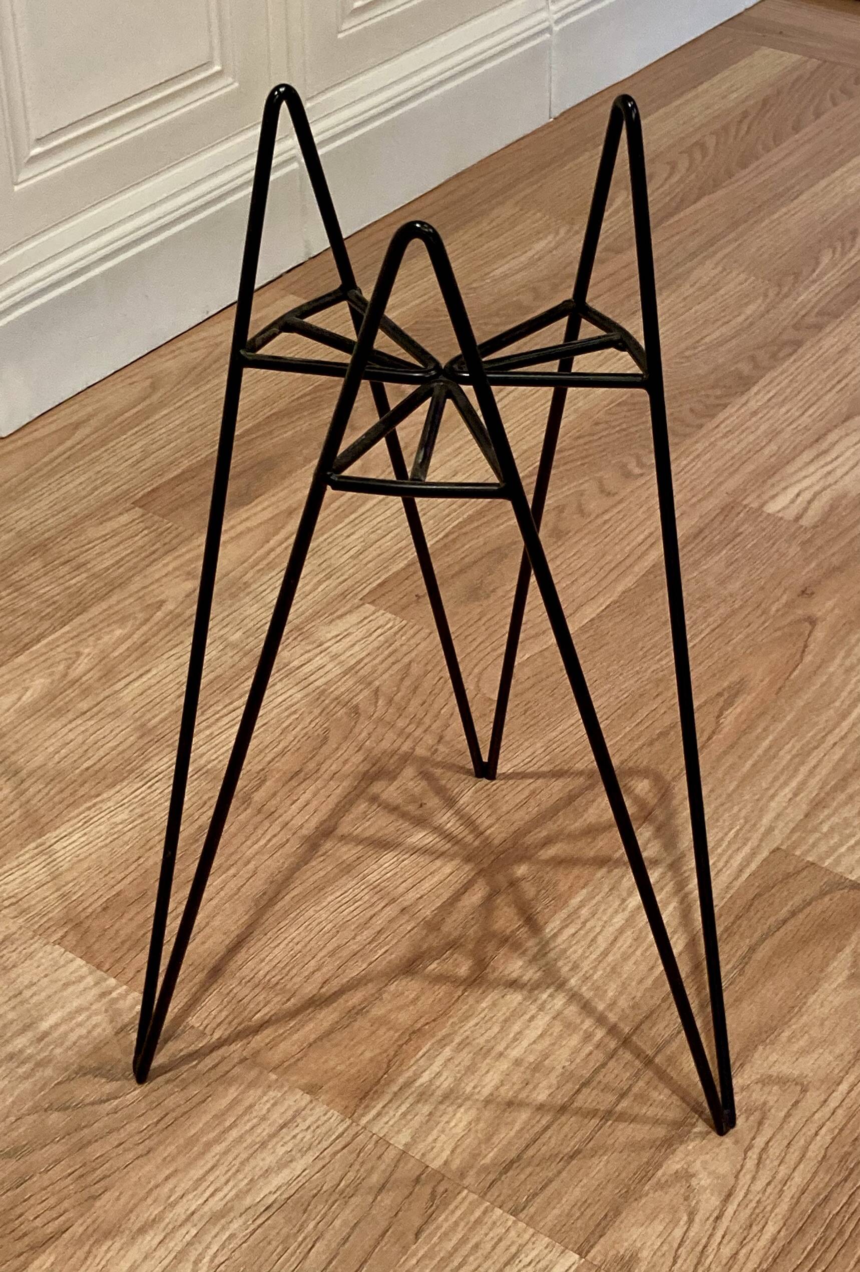 Pair of 1950s design side tables or nesting tables.