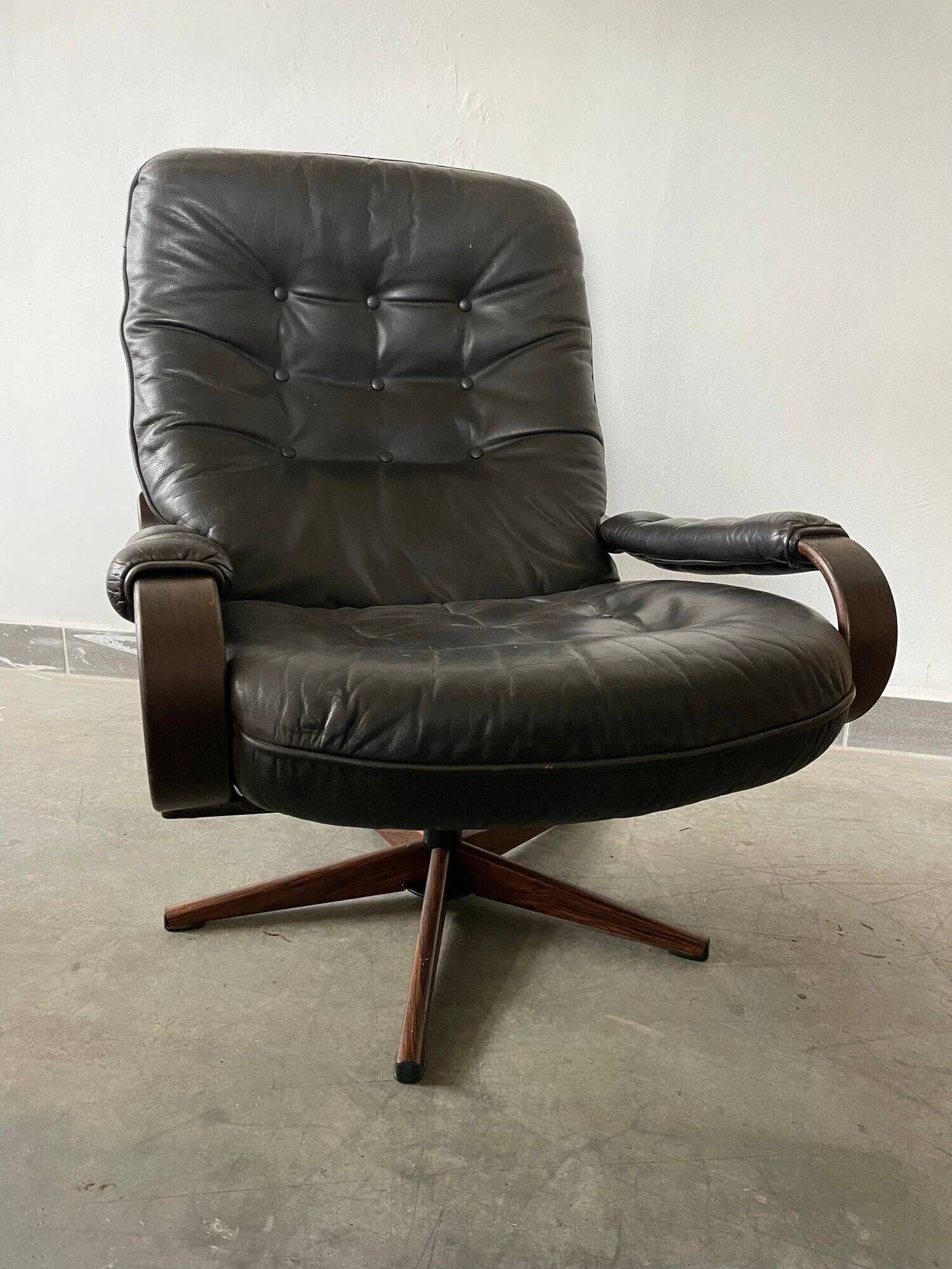 Scandinavian swivel lounge chair in black leather with a bent wood frame, 1970s.