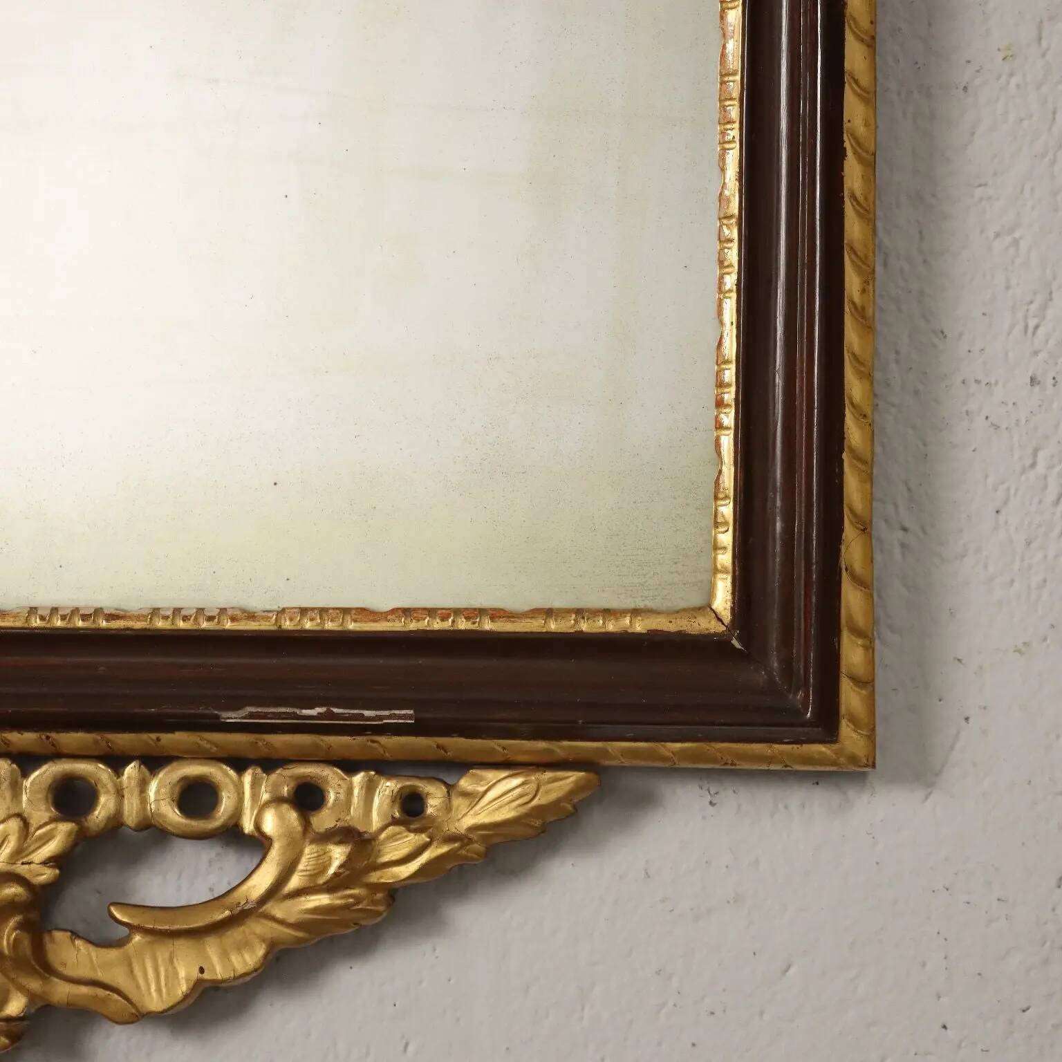 Neoclassical antique mirror in gilded wood, Italy, 18th century.