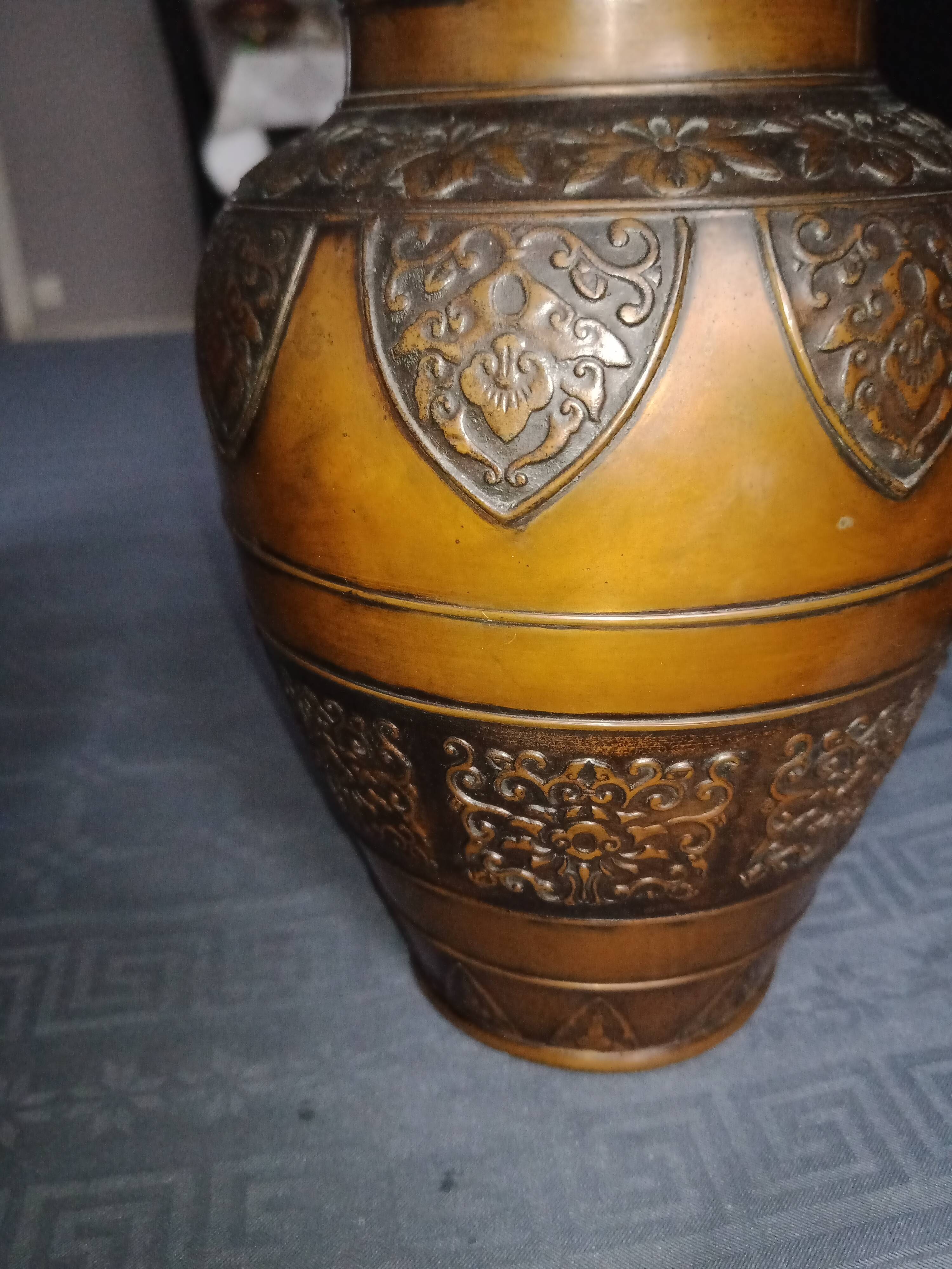 Lot de deux vases en bronze japonnais