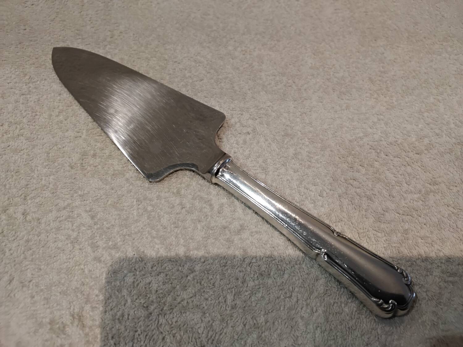 Silver-plated metal pie server with cutting handle, by the silversmith Ercuis Valencay