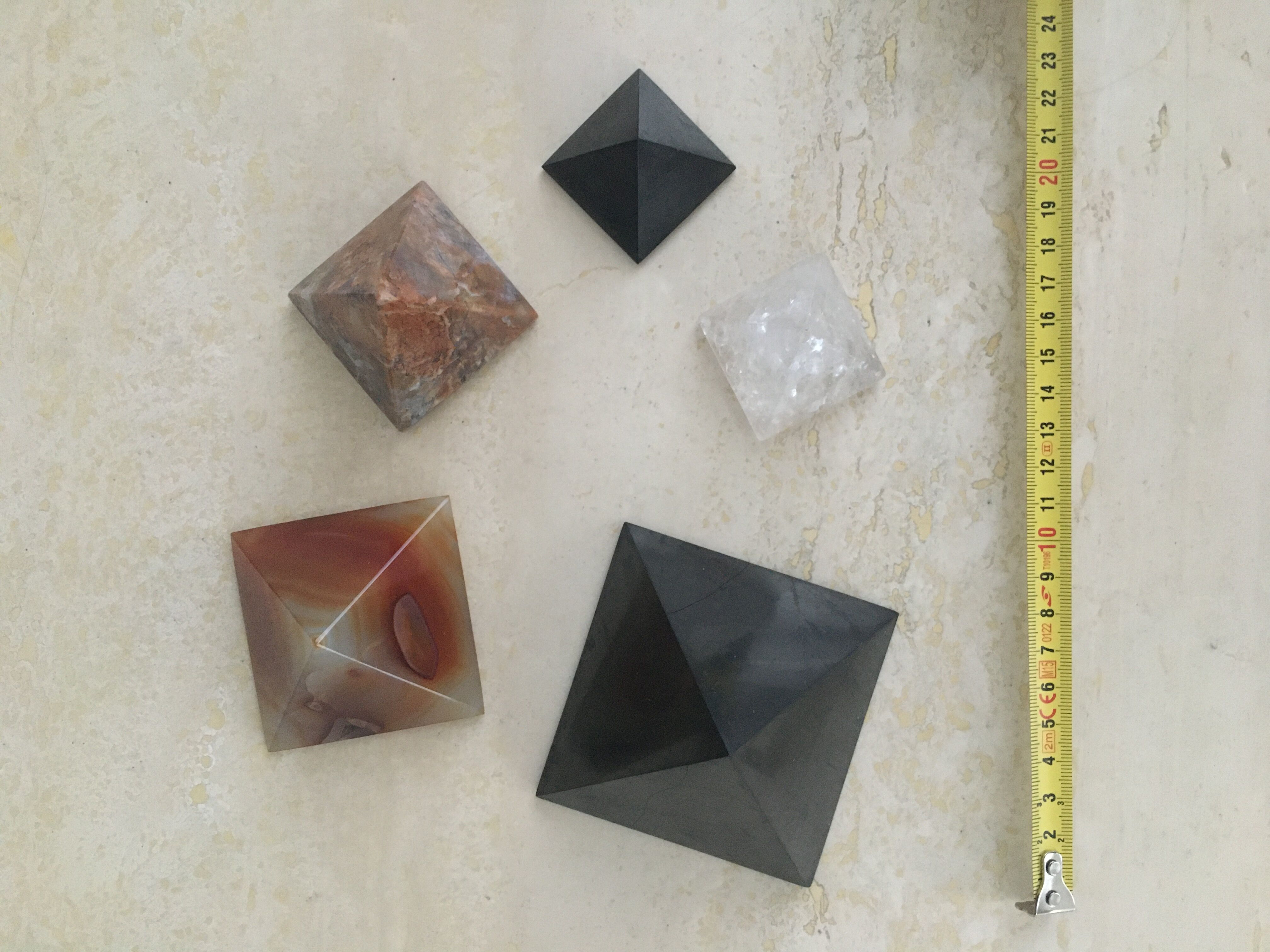 Lot de 5 pyramides en pierre semi-précieuses