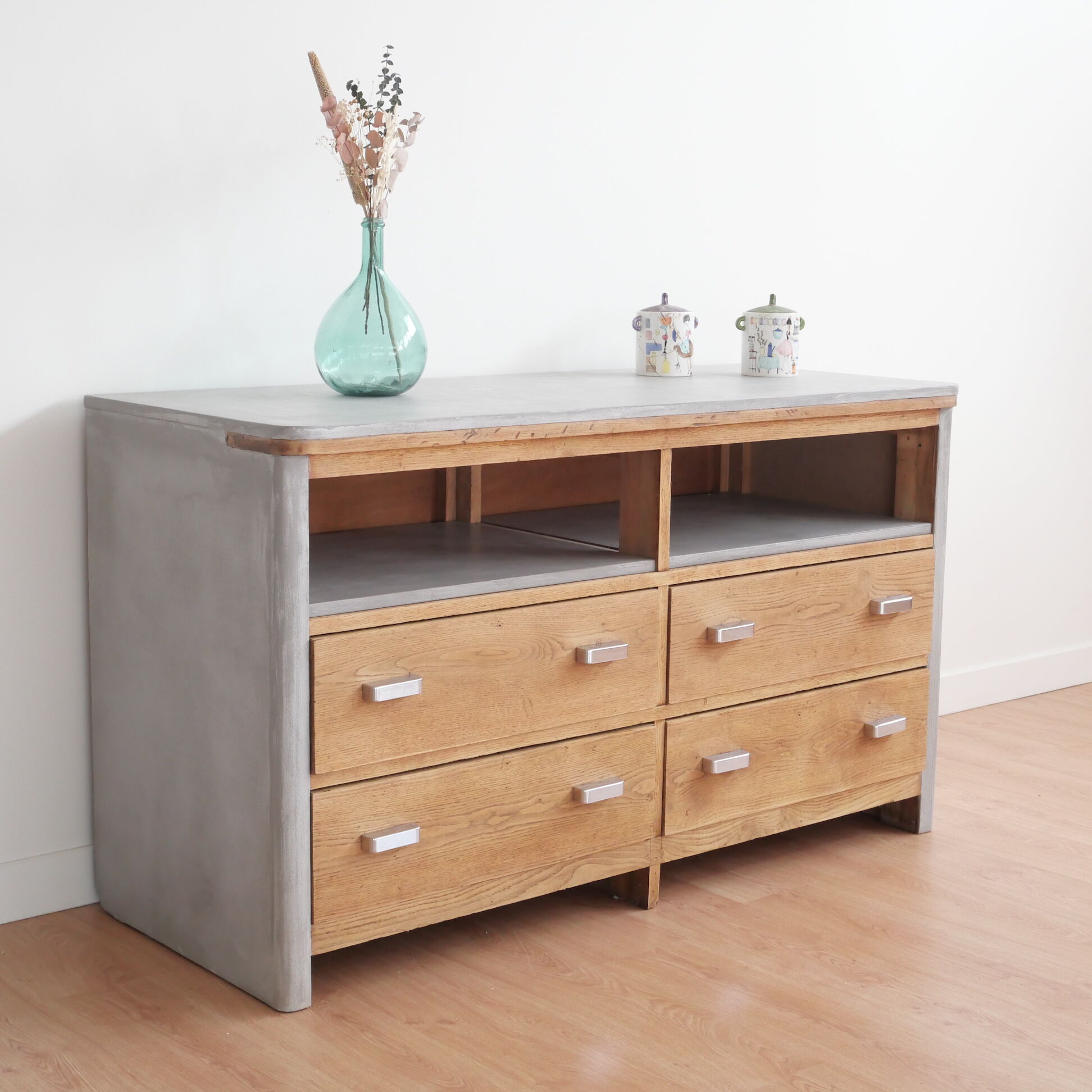 Craft furniture in wood and waxed concrete