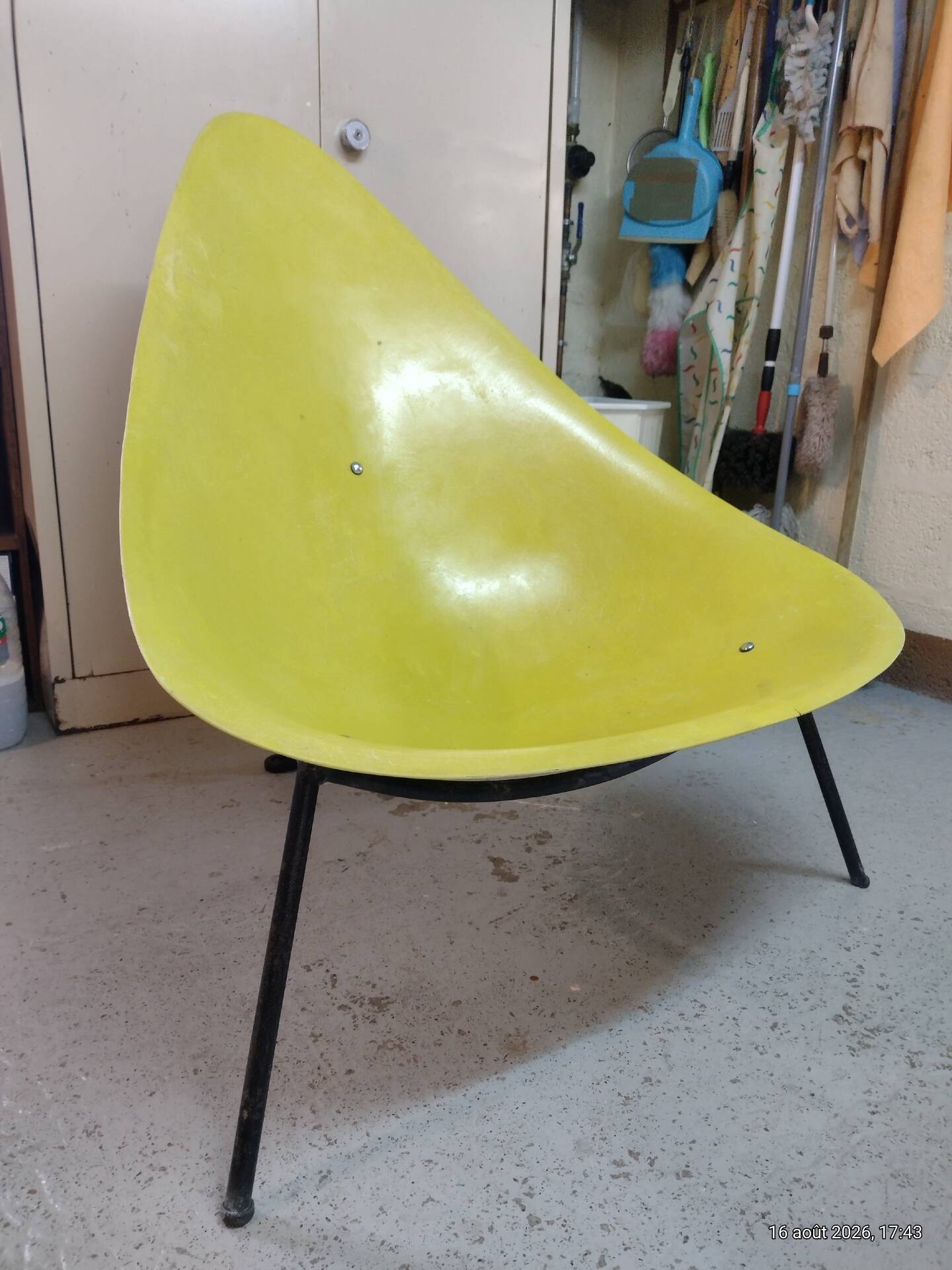 Fauteuil  à piétement tripode en acier laqué. Édité par Merat en 1956.