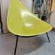 Fauteuil  à piétement tripode en acier laqué. Édité par Merat en 1956.