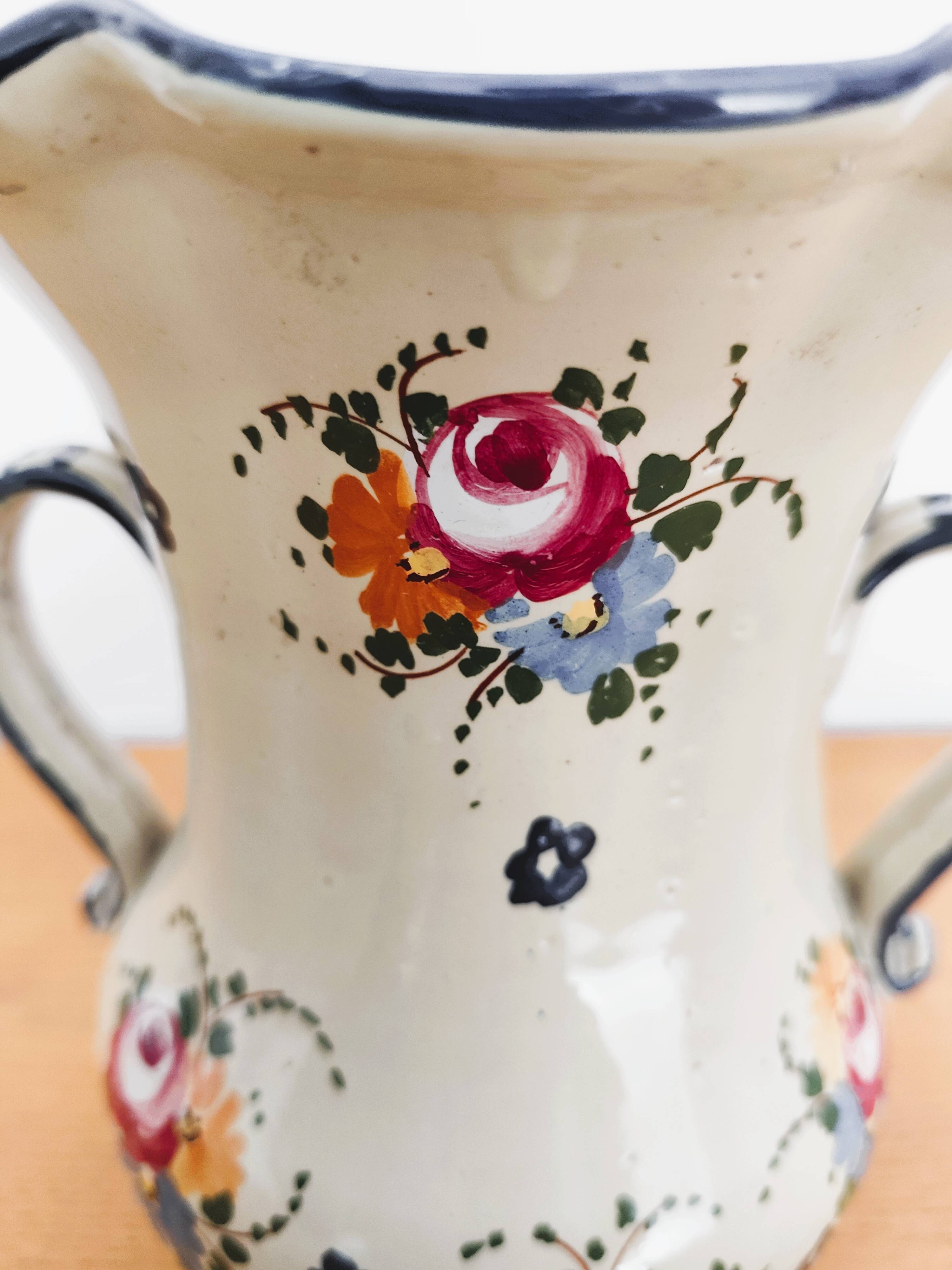 Antique vase in Italian ceramic with polychrome decoration.