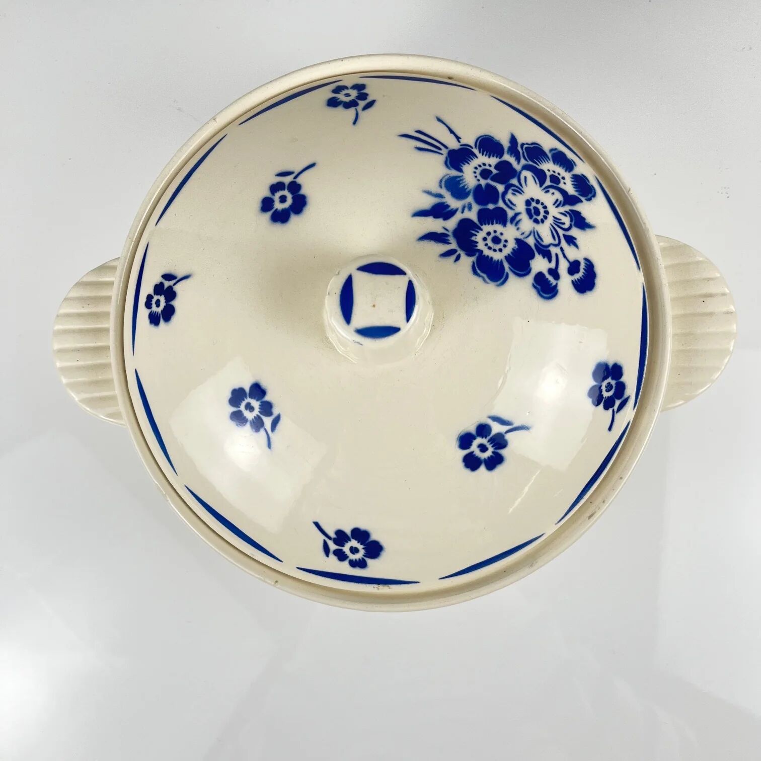 Soupière demi-porcelaine Badonviller, motif fleurs bleu, début XXe