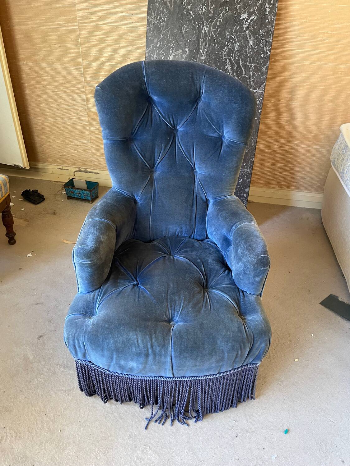 Fauteuil capitonné en velours bleu