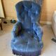 Fauteuil capitonné en velours bleu