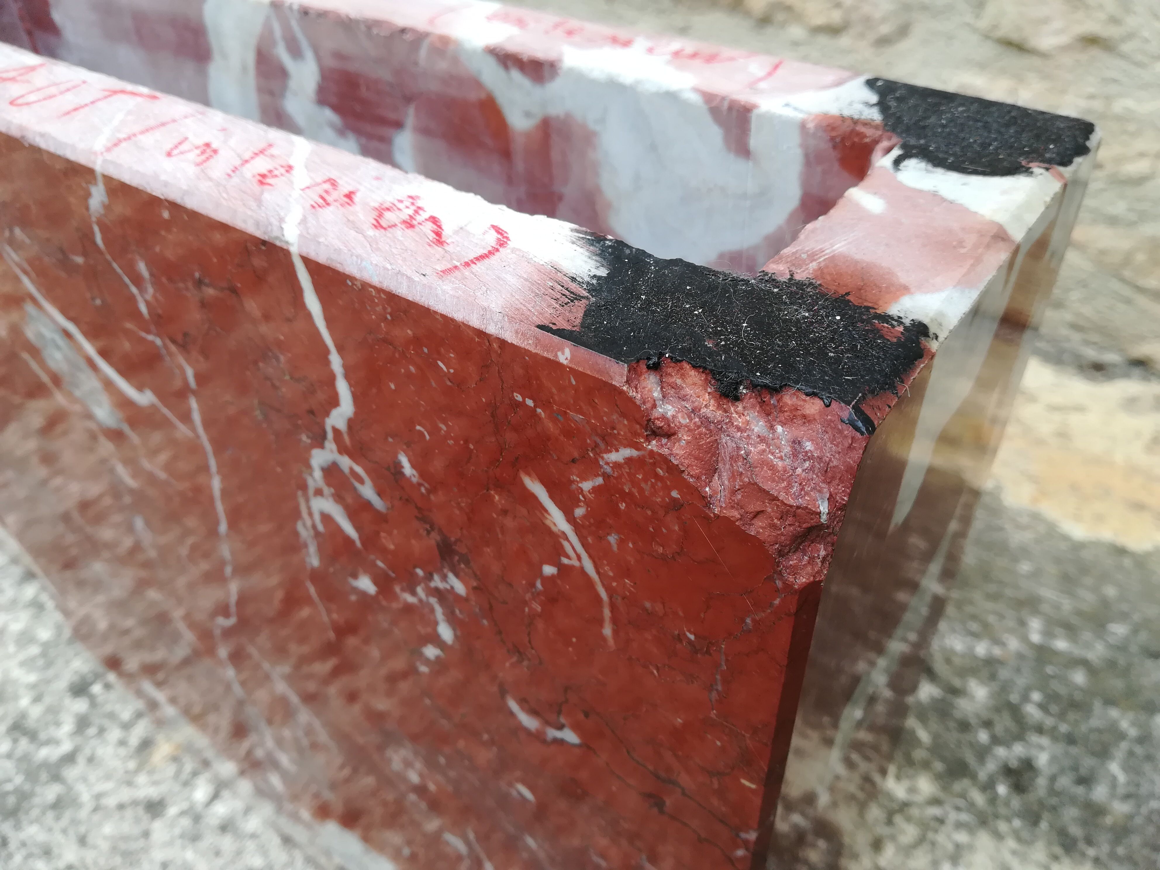 Table basse en marbre rouge