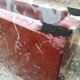 Table basse en marbre rouge