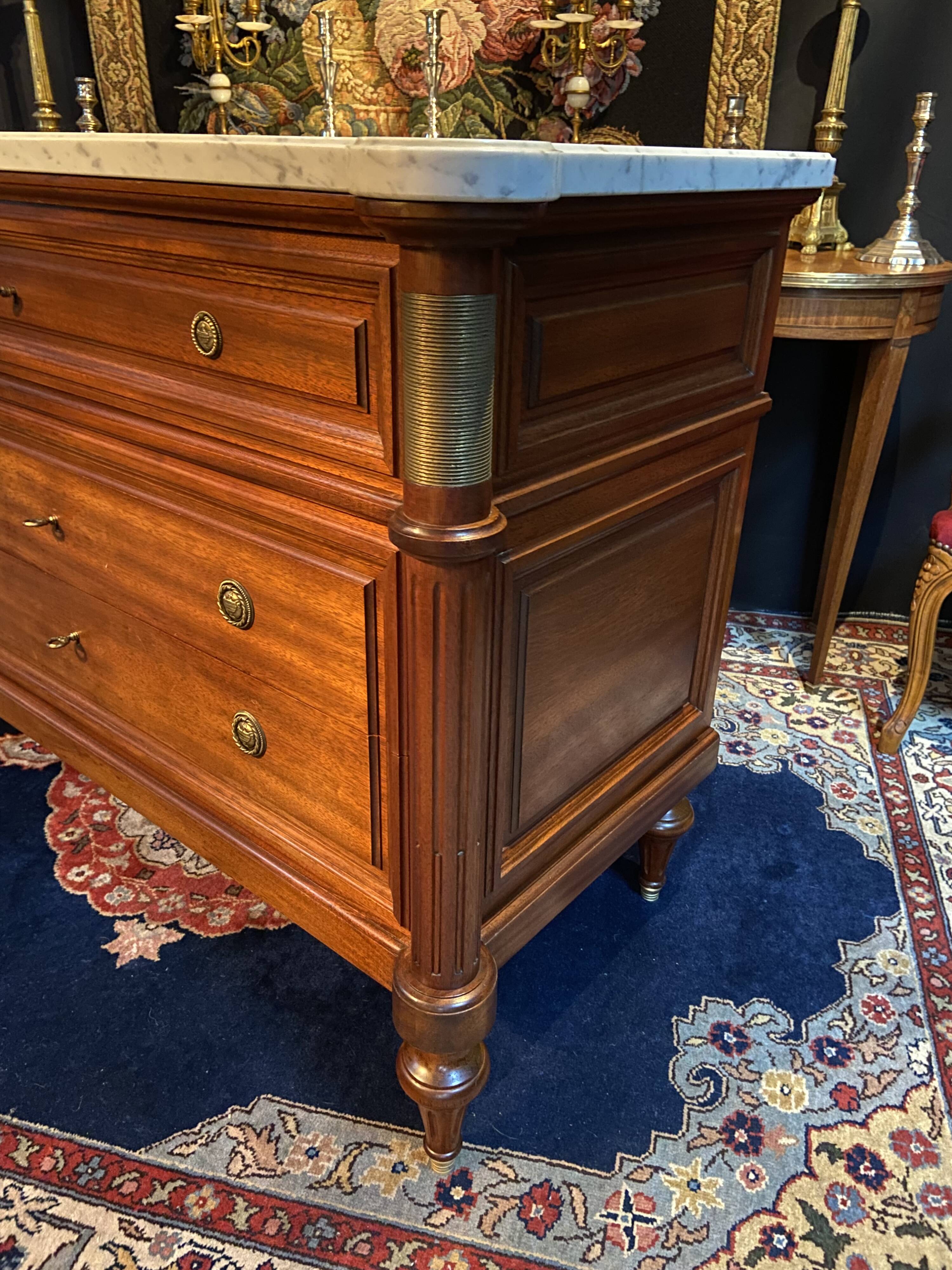 3-drawer chest of drawers in solid mahogany with white marble top in Louis XVI style