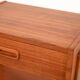 Une paire de tables de chevet scandinaves en teck.