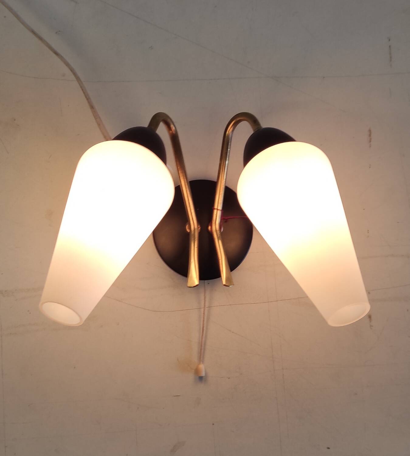 Appliques moderniste double feux métal doré et opaline - années 50/60