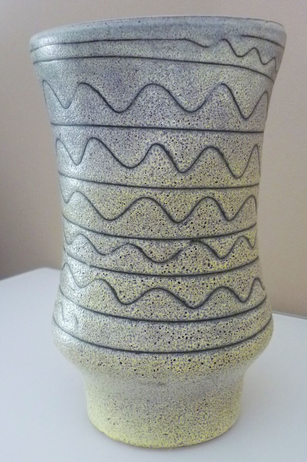 Vase céramique scarifié simpliste signé Jean Austruy, années 60/70, Vallauris