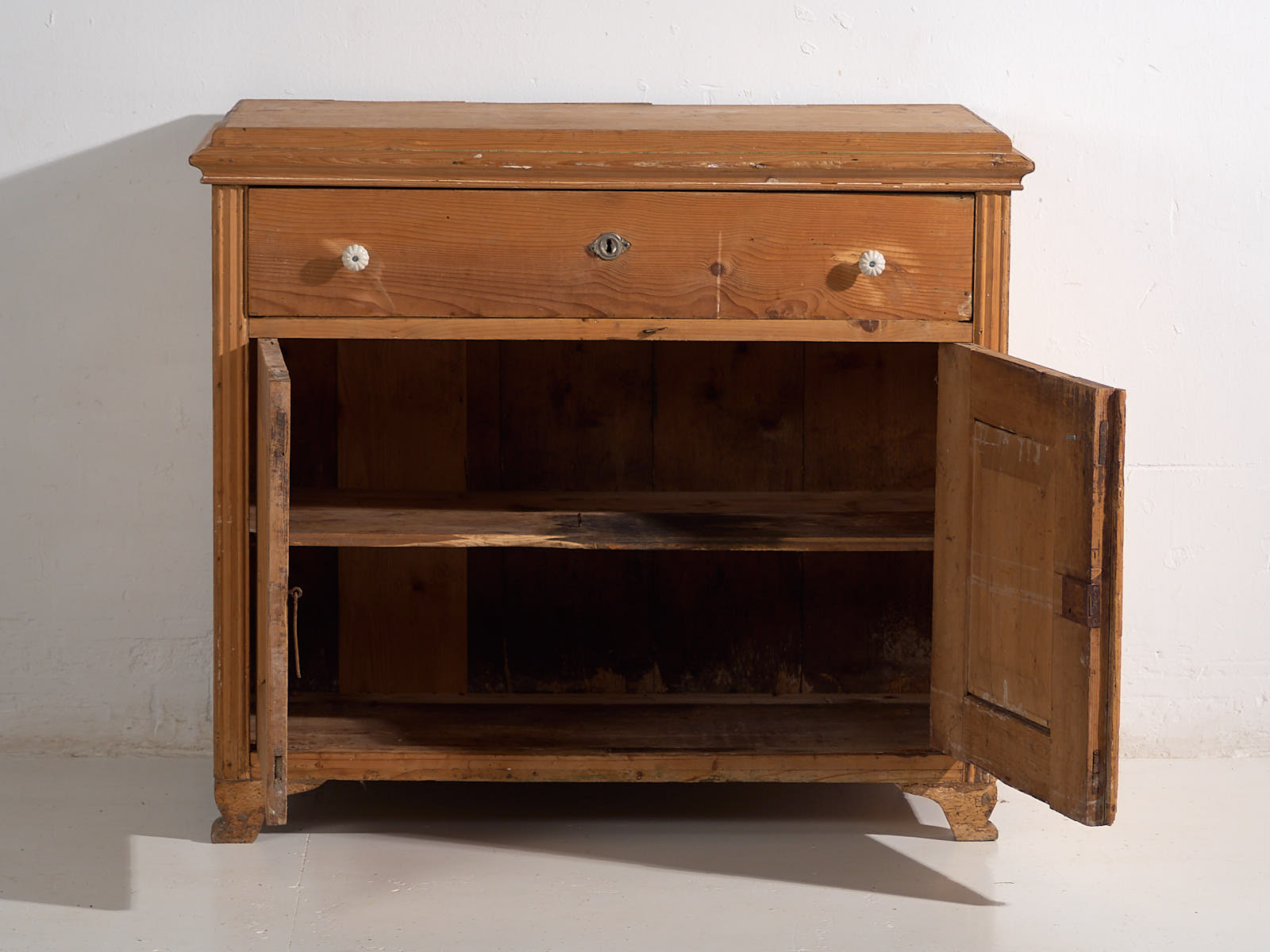 Antique kitchen cabinet (c.1920)