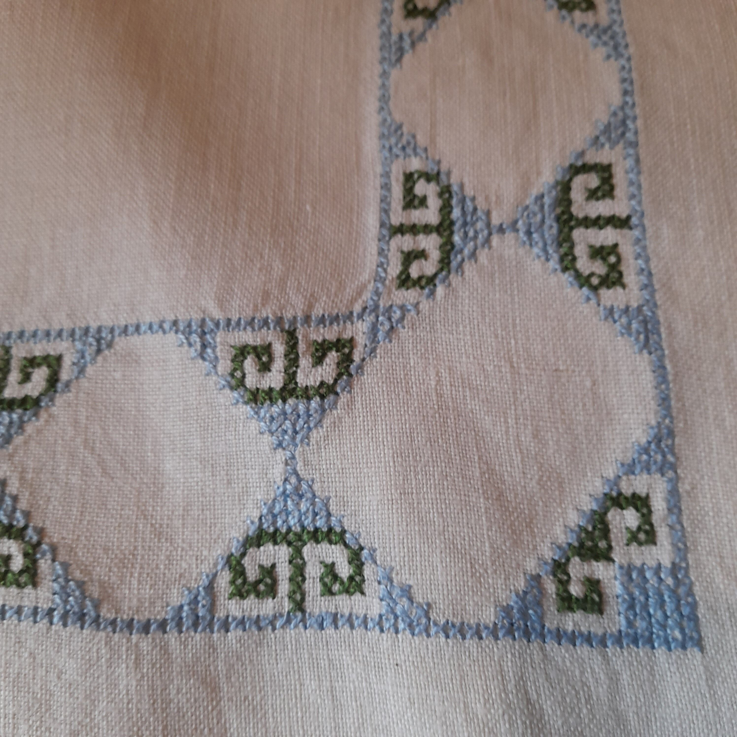 Tablecloth and embroidered linen towels