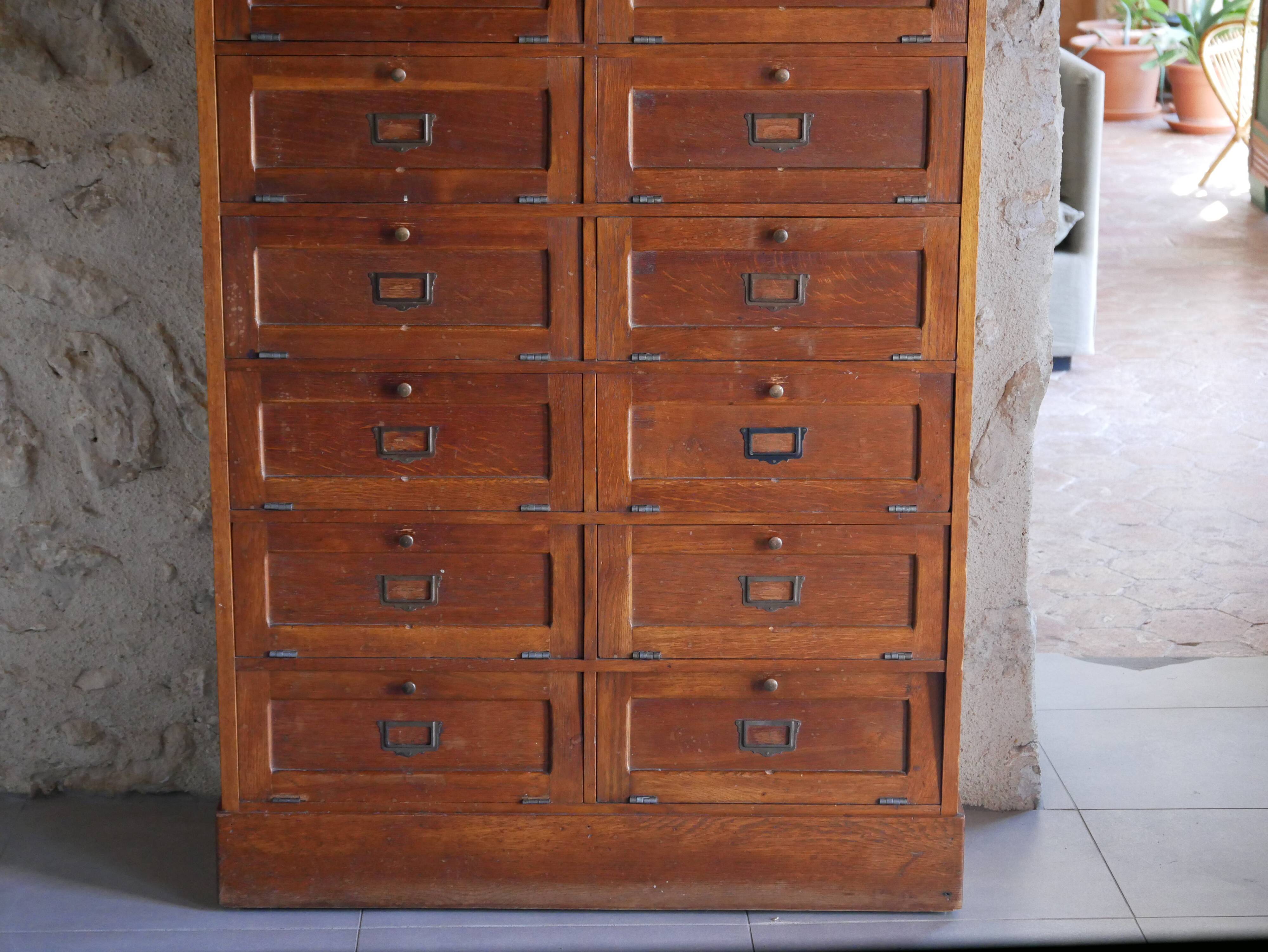 Notary's furniture with clamshells