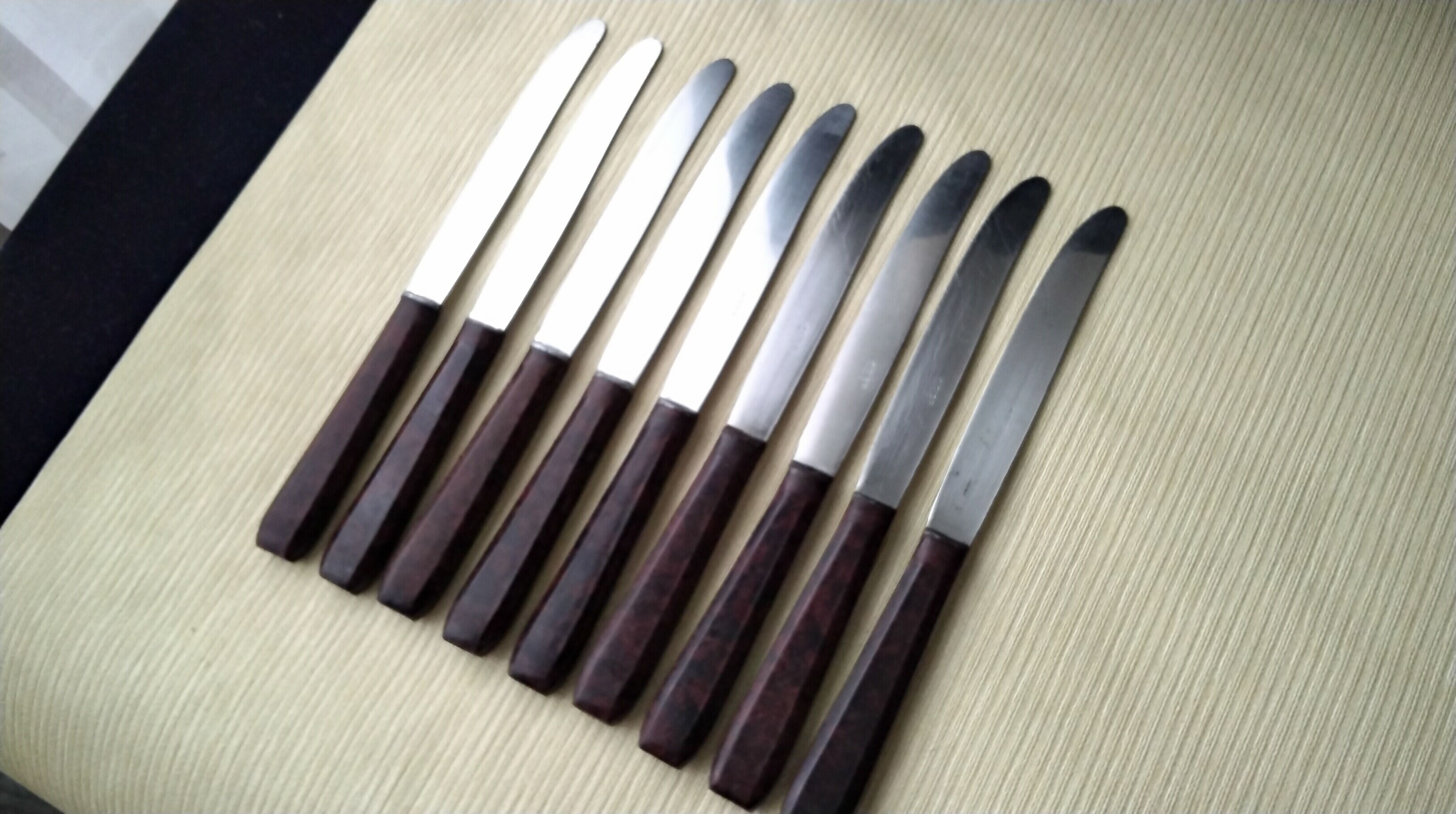 Set de 9 couteaux de table vintage inox et bakélite brune