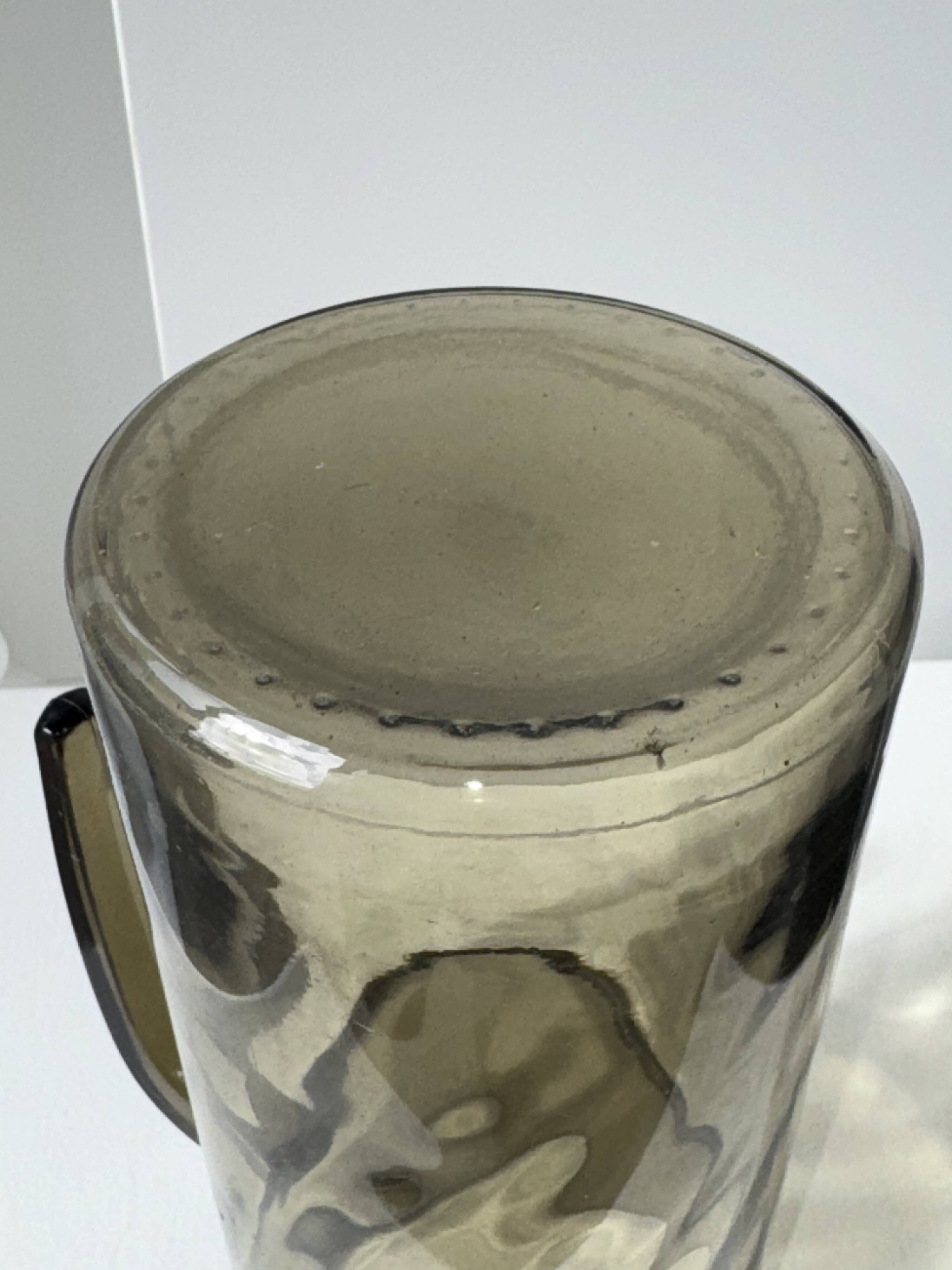 Carafe en verre fumée vintage striée