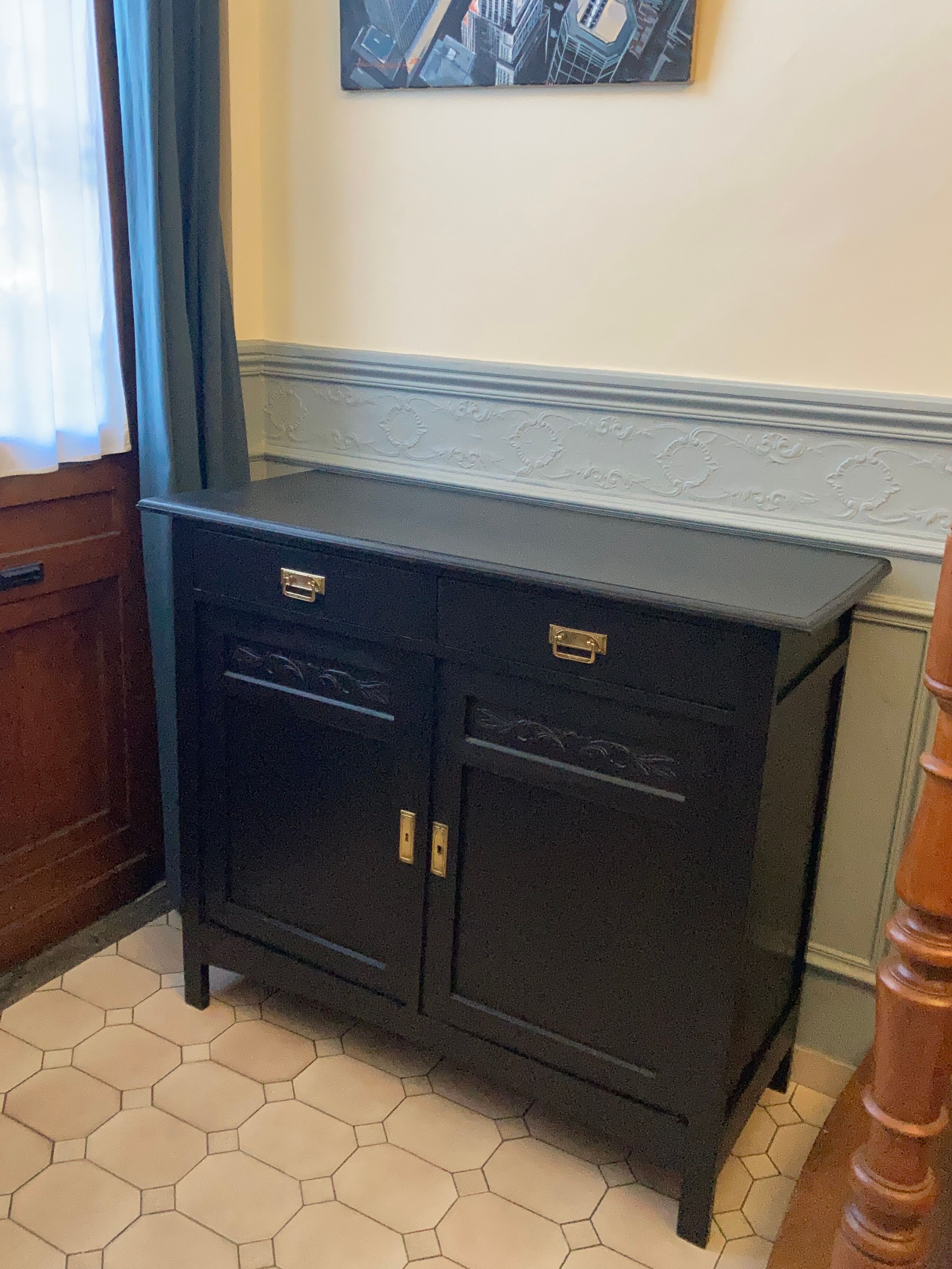 Art-deco period oak commodus