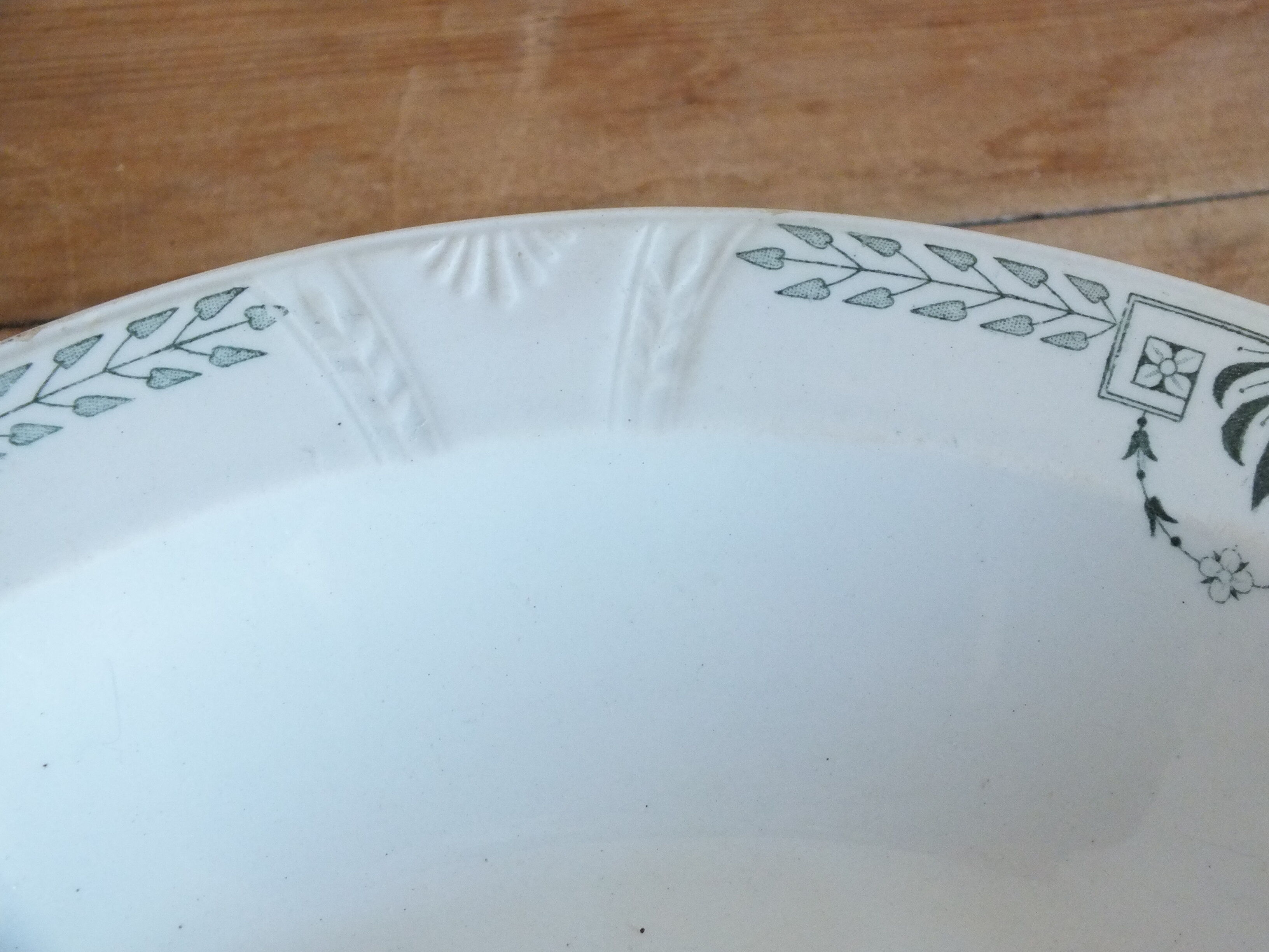 Hollow dish in Iron Terra Gien service Clara