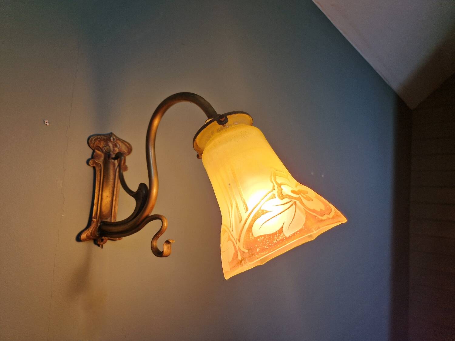 Art Nouveau wall light in bronze and satin glass, 1910s