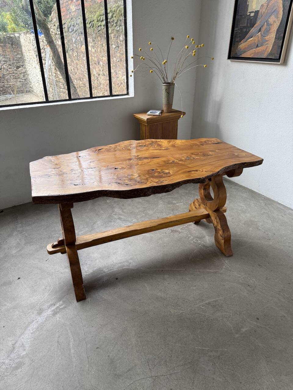 Table artisanale en orme massif, art populaire