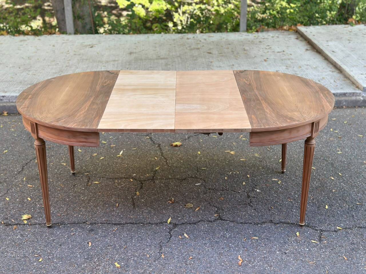Round extendable dining table Louis XVI stripped in walnut 1960 190cm