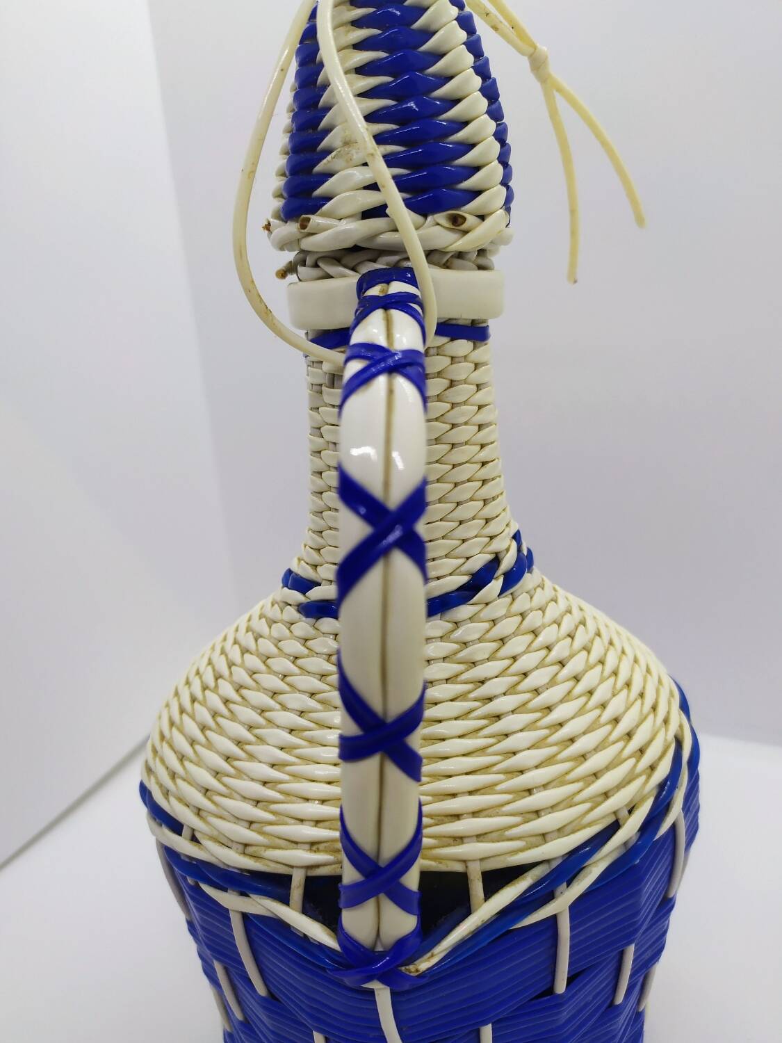 Glass bottle and scoubidou