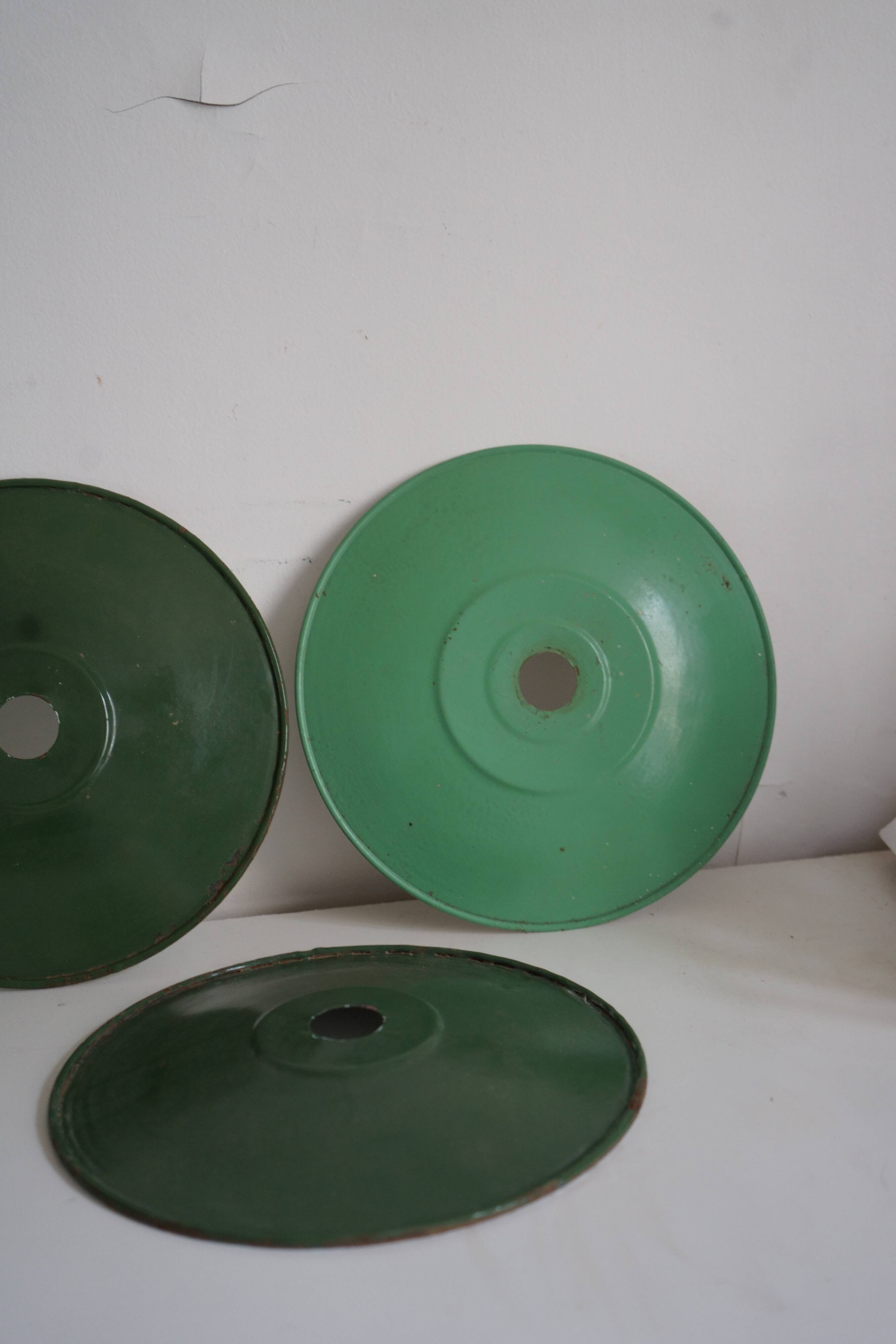Set of 3 suspensions in old industrial green enameled sheet metal
