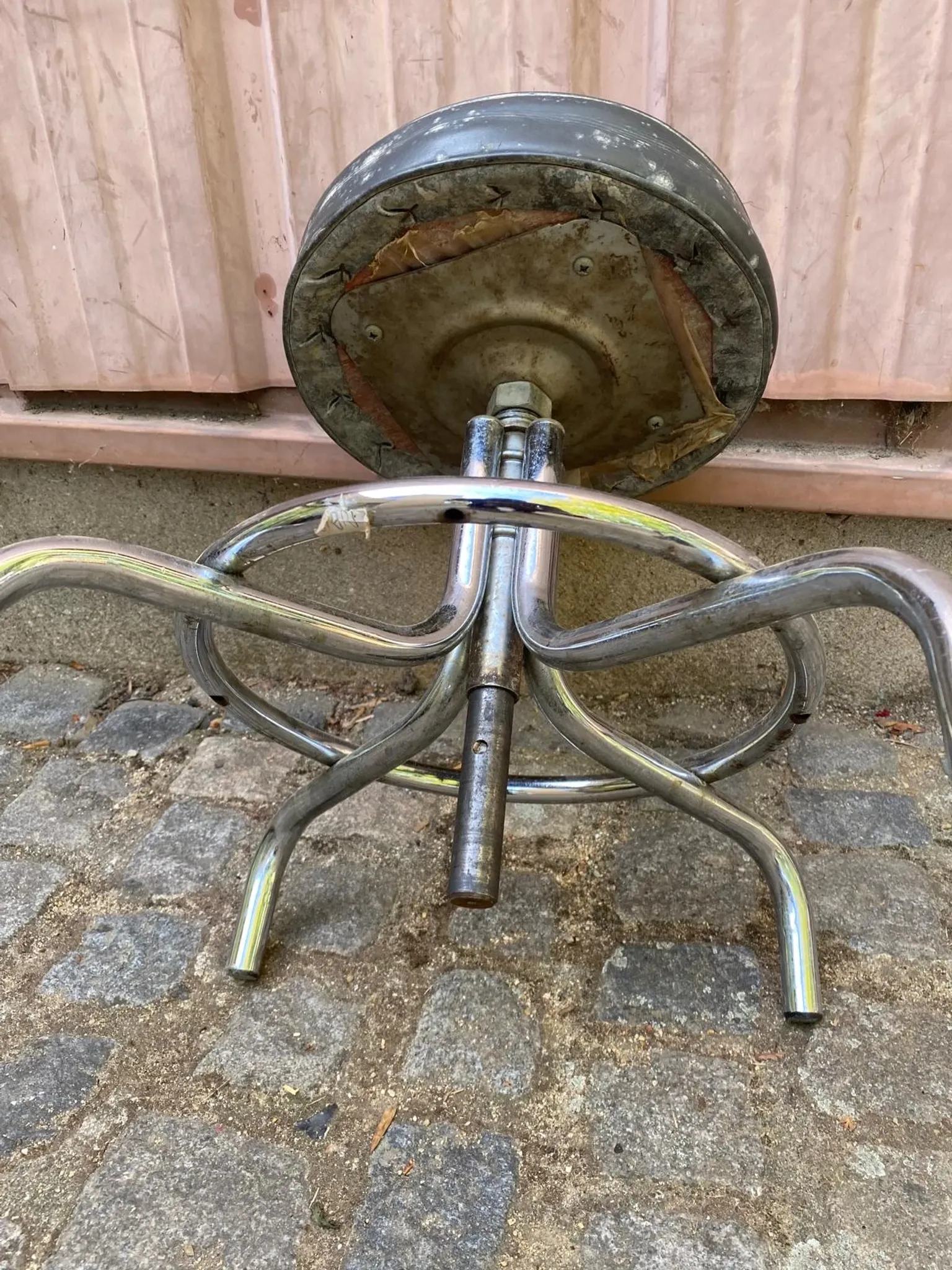 Vintage low swivel stool in chrome steel from the 1970s.