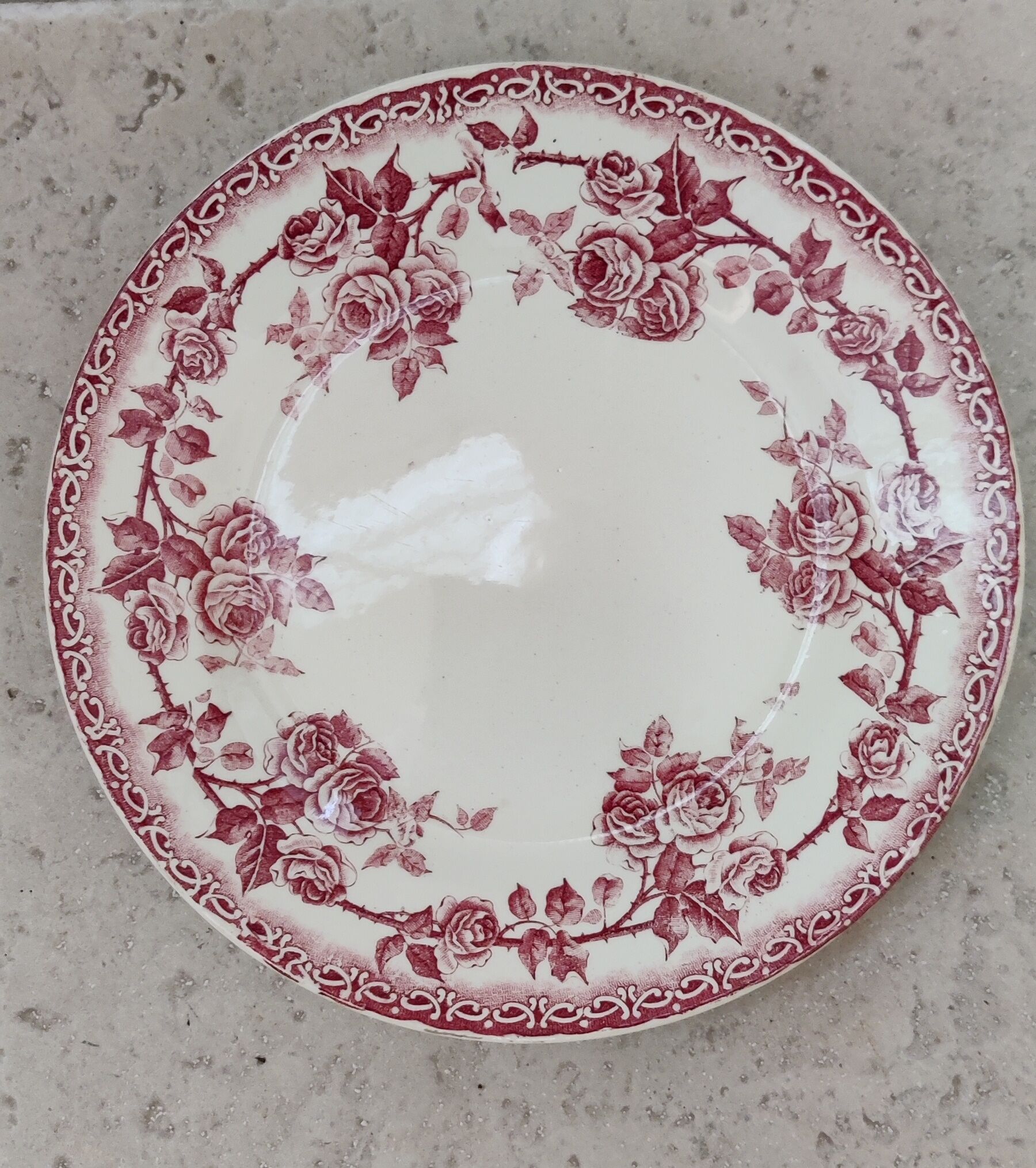 Dessert plate in iron earth