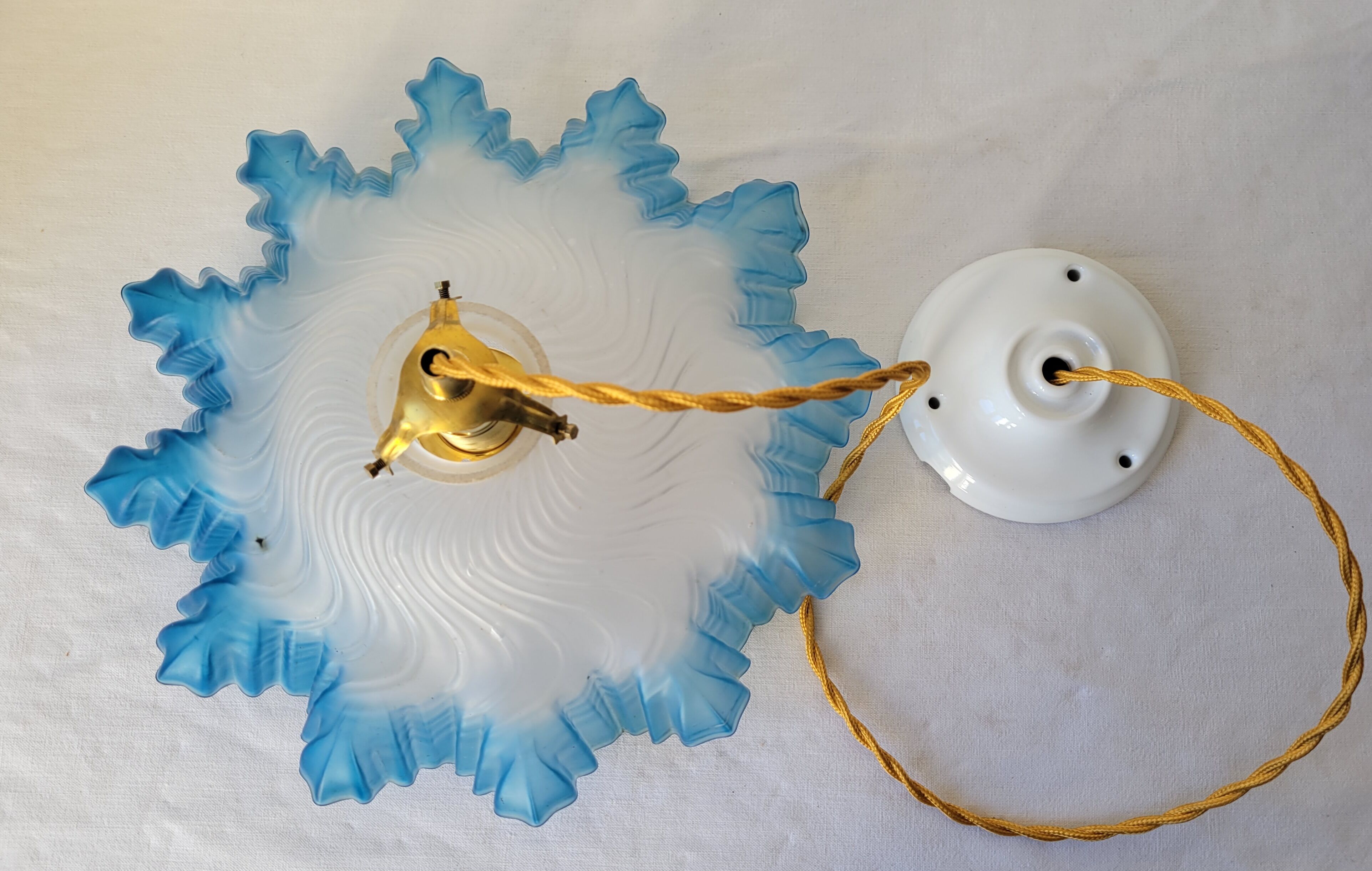 Blue opaline suspension