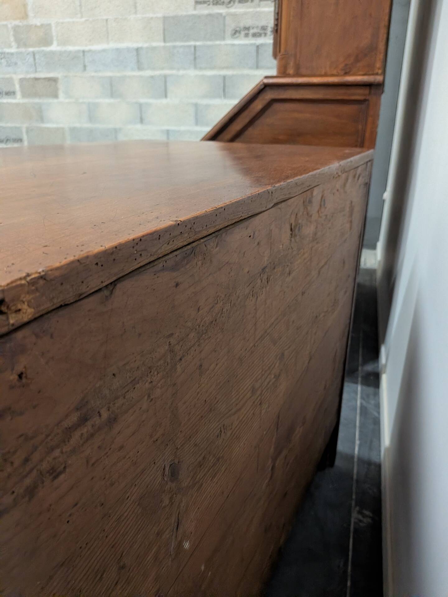 Louis XV crossbow commode in walnut, three drawers, 18th century.