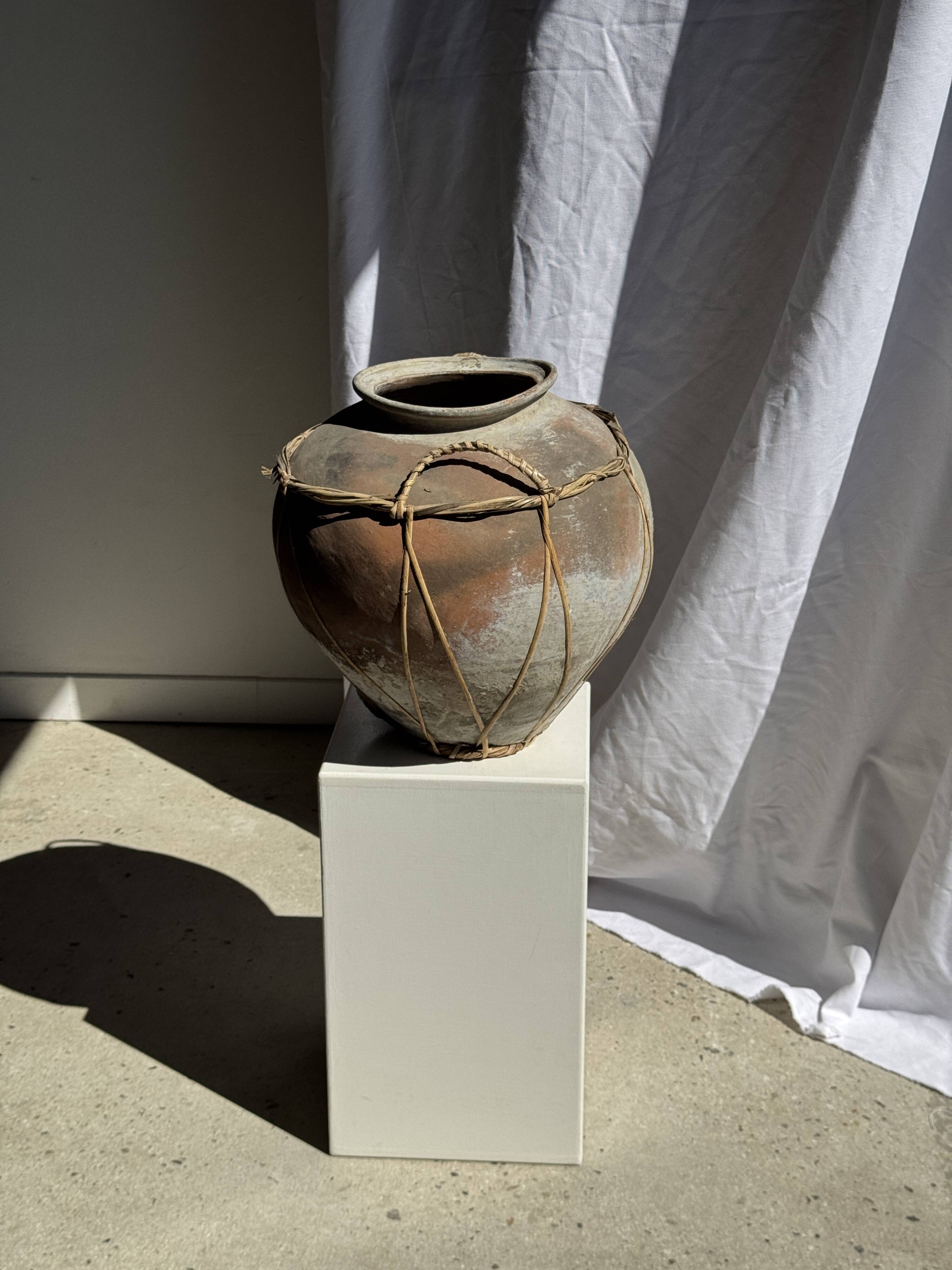 Grand pot en terre cuite gris et rouge à anses et croisillons en rotin H42
