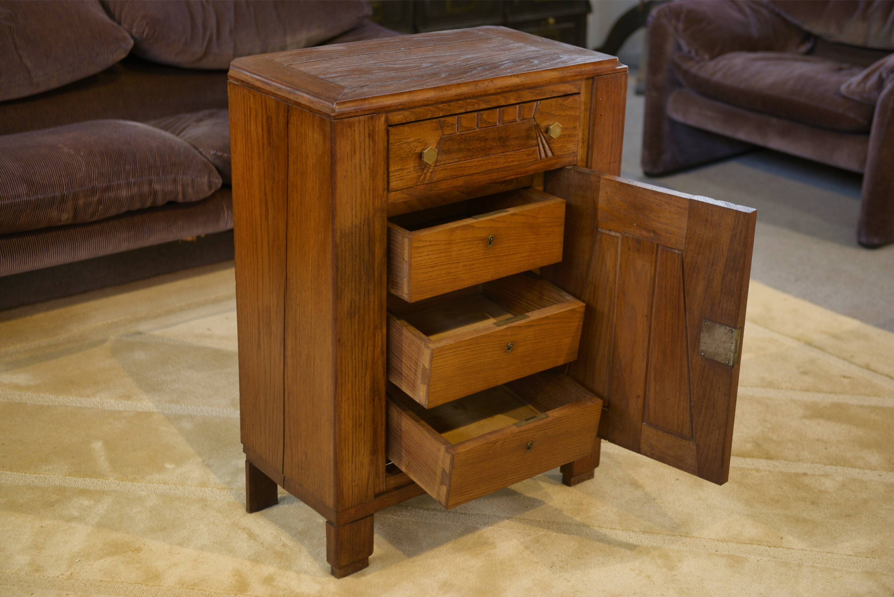 Art Deco oak chest of drawers with 5 drawers from the 1930s.