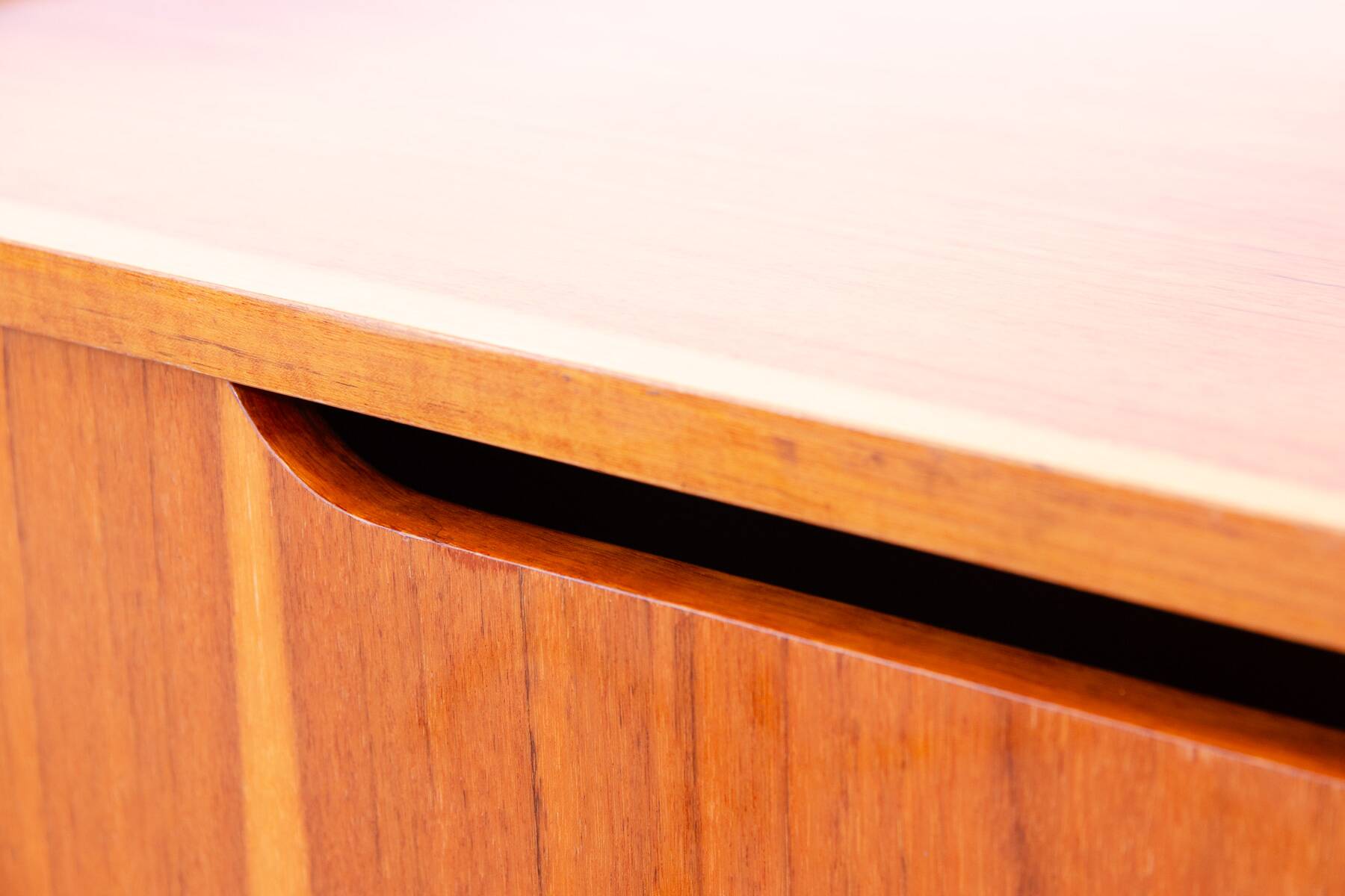 Commode moderne du milieu du siècle en noyer par František Jirák, années 1960, Tchécoslovaquie