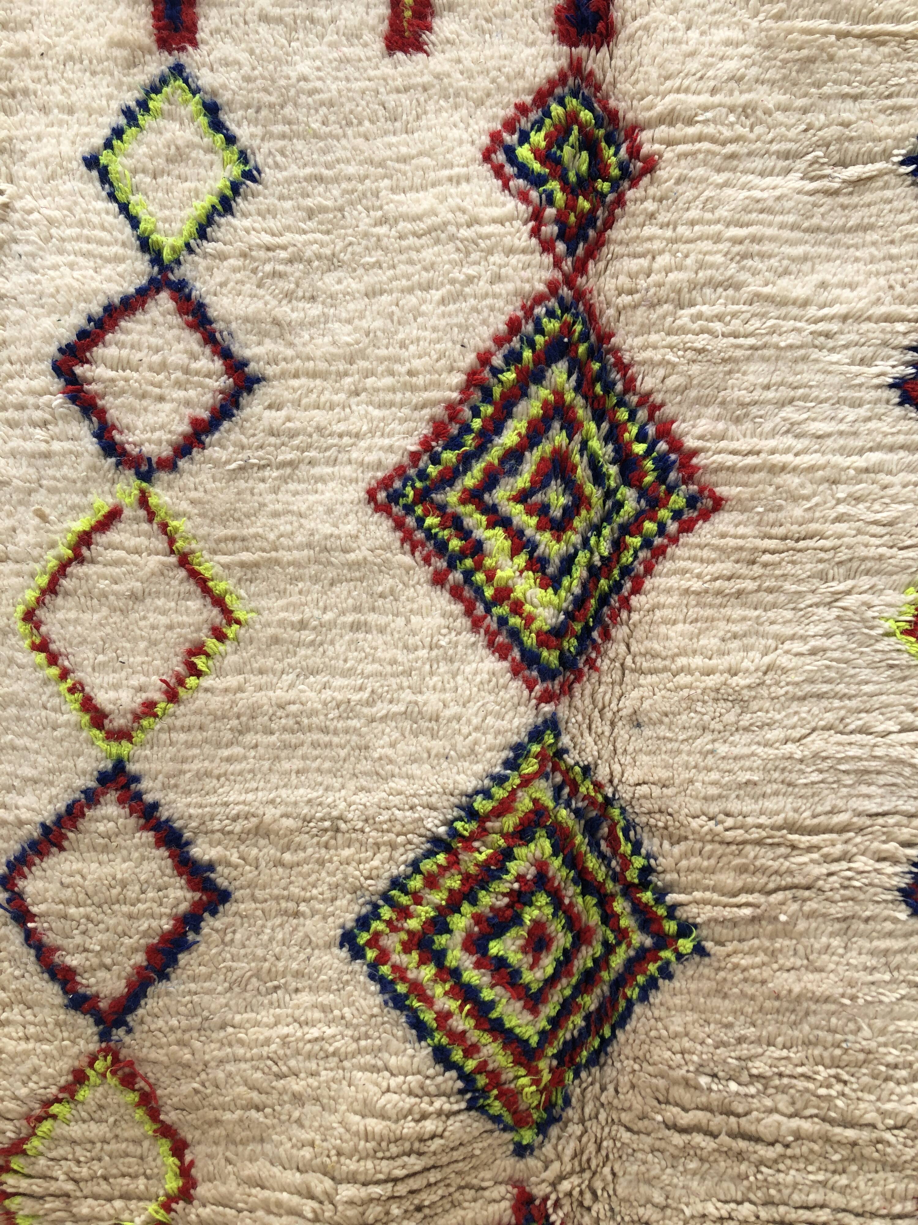 Tapis berbère marocain azilal à losanges fluos 226x150cm