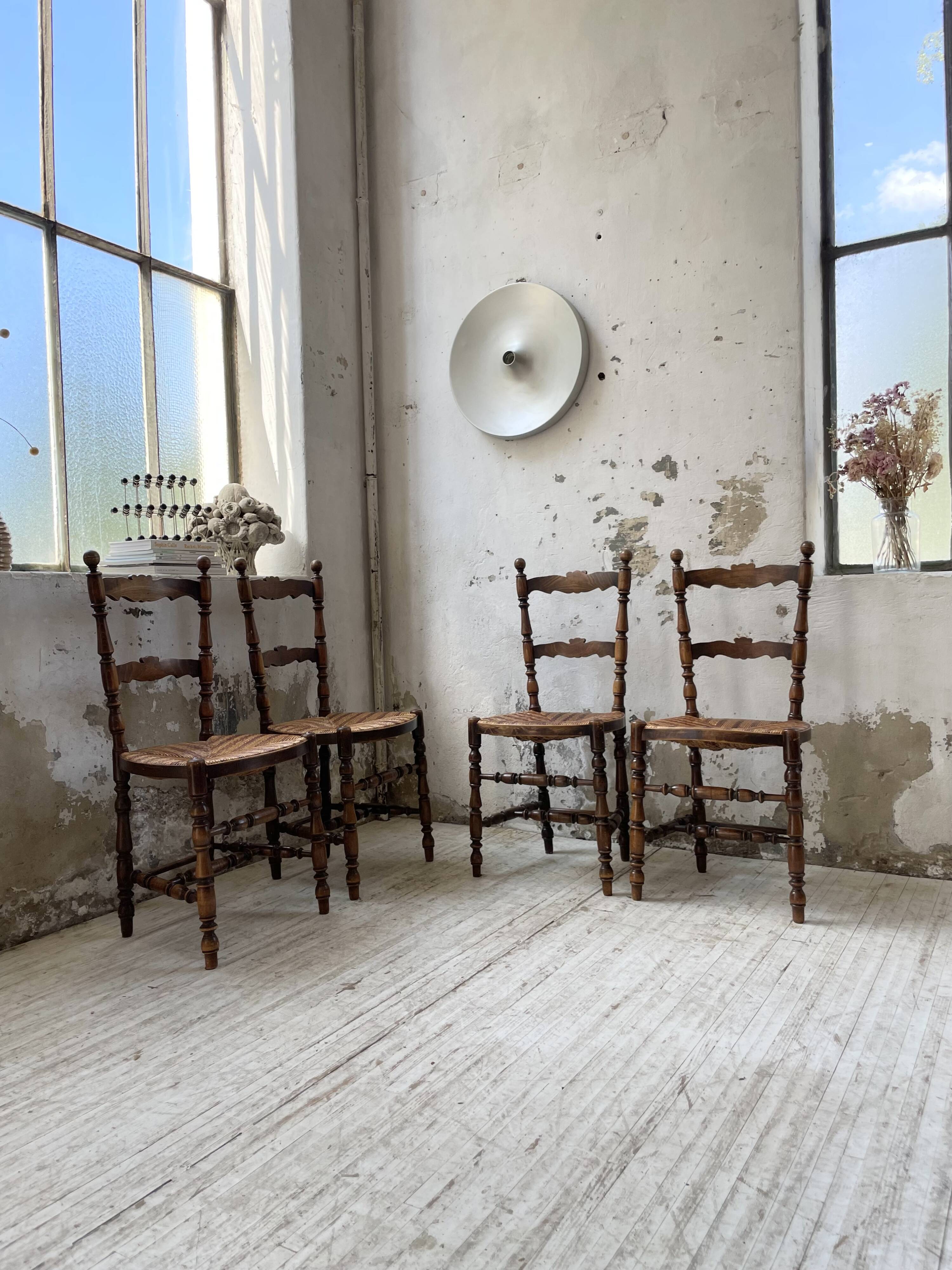 Set of rustic Provençal mulched chairs