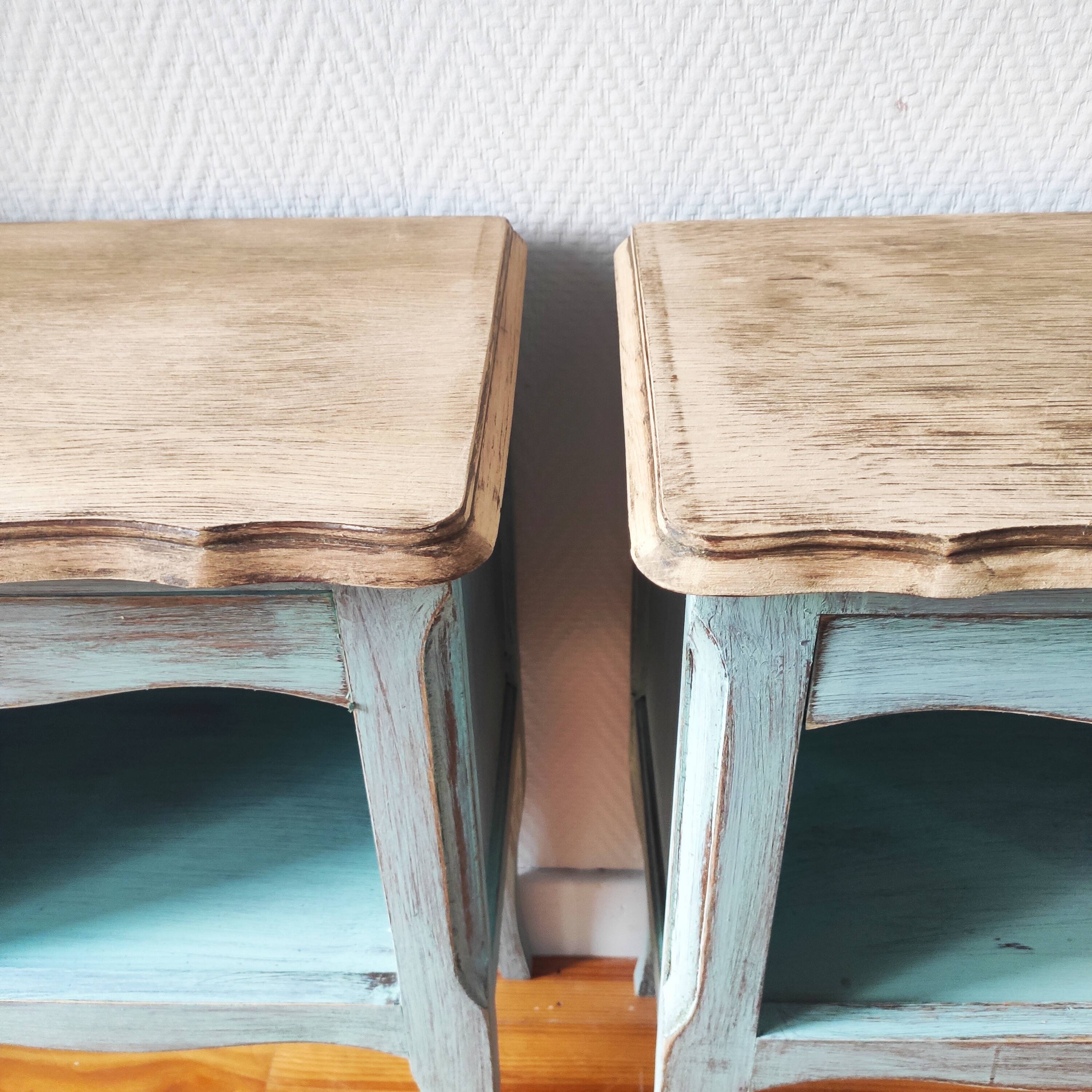 Paire de tables de chevet patinées