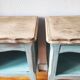 Paire de tables de chevet patinées