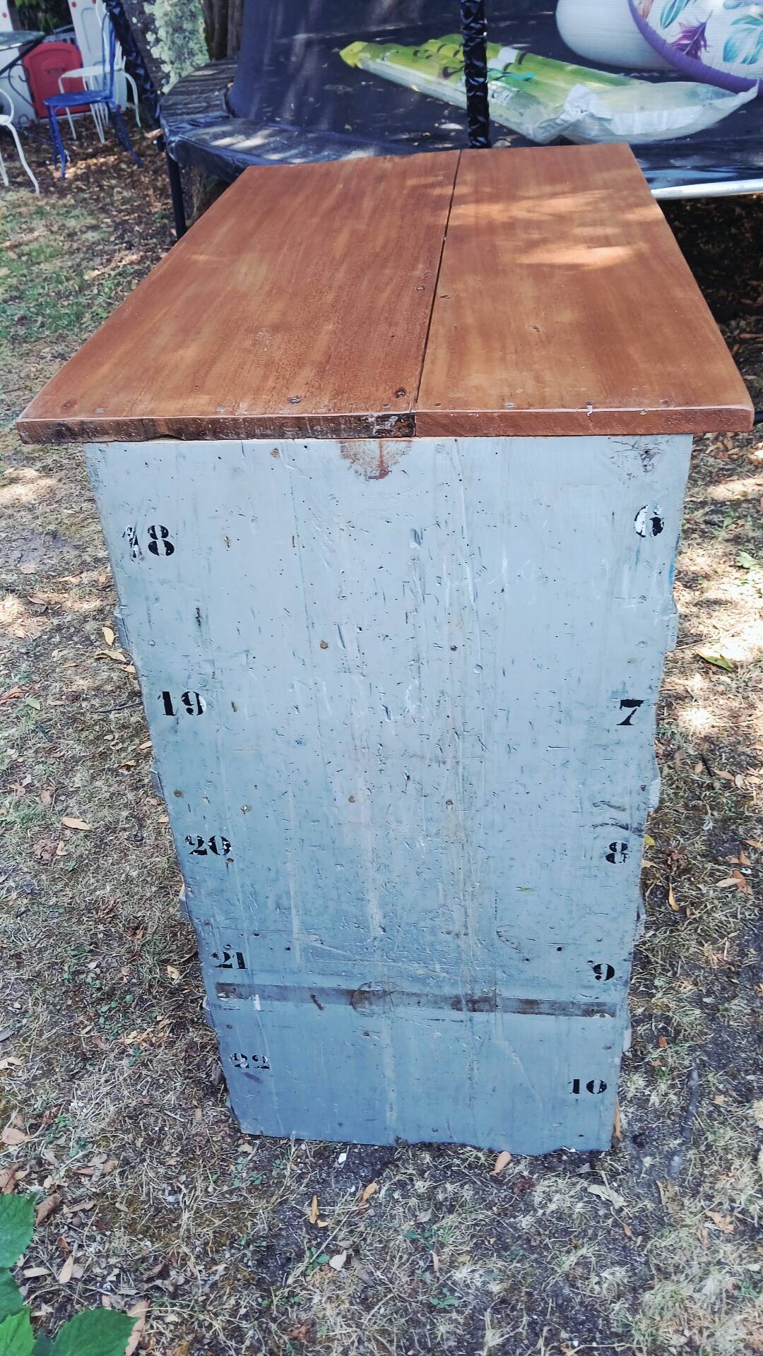 Workshop furniture with double-sided lockers