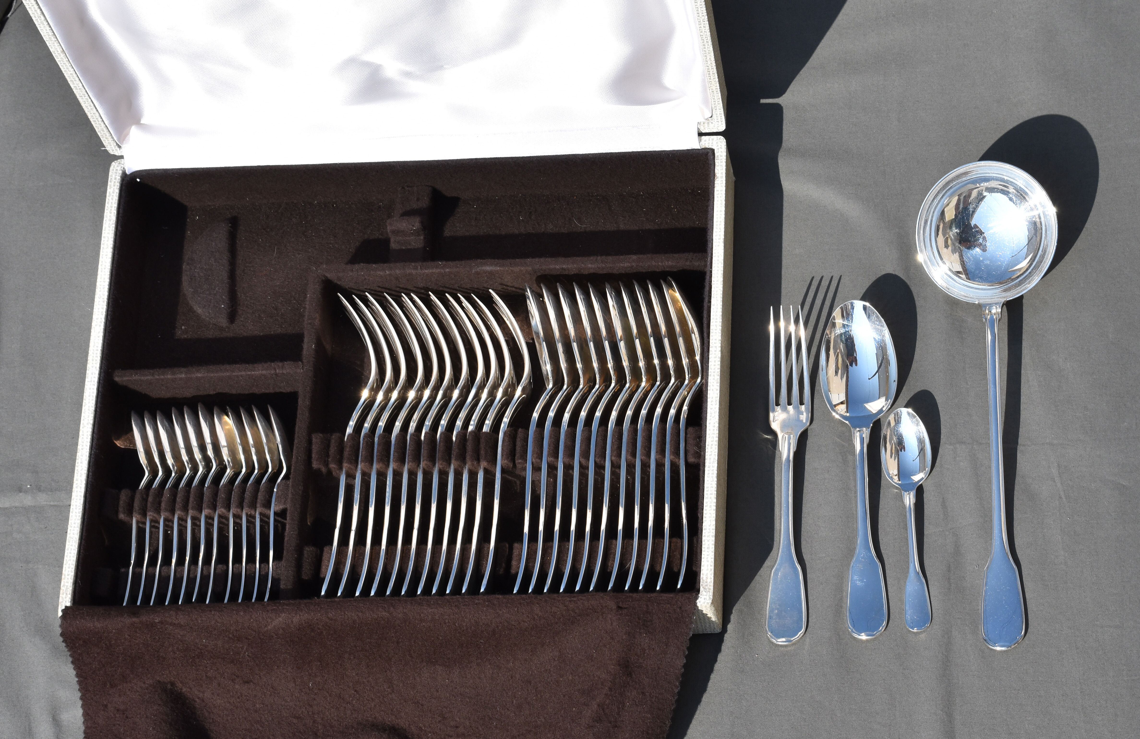 Christofle ménagère 37 pces in silver metal model versailles